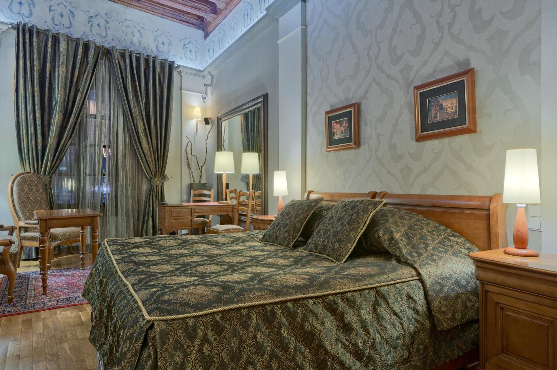 Deluxe Double Room - Photo 14