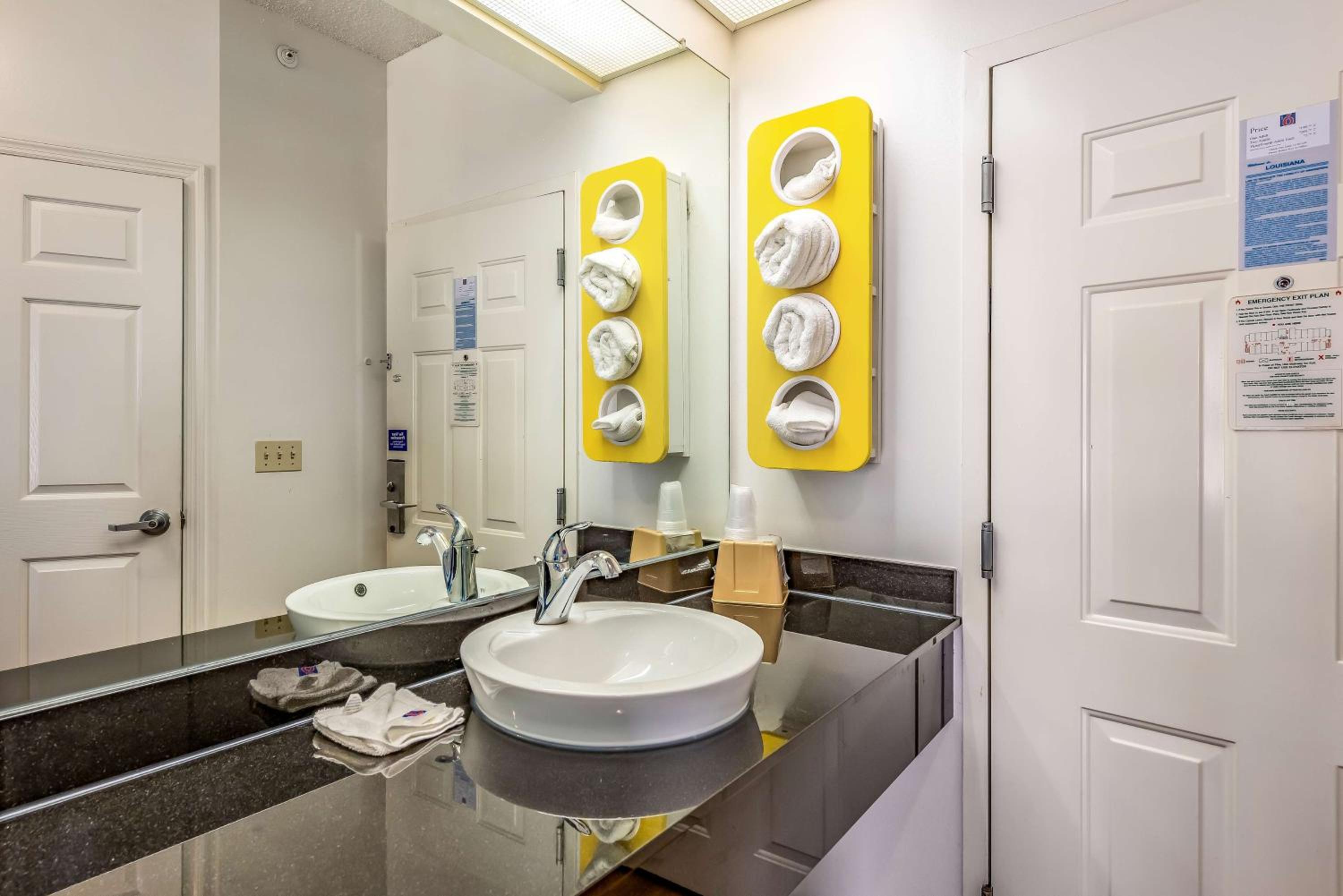 Quadruple Room - Disability Access - Smoking - Photo 4
