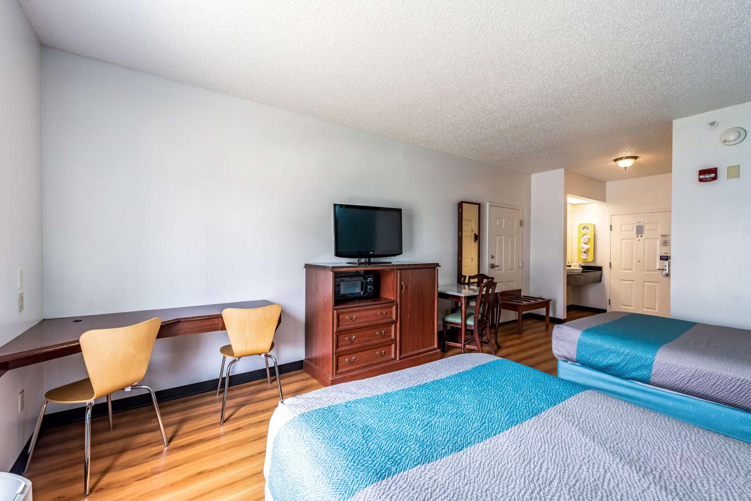 Quadruple Room - Disability Access - Smoking - Photo 1