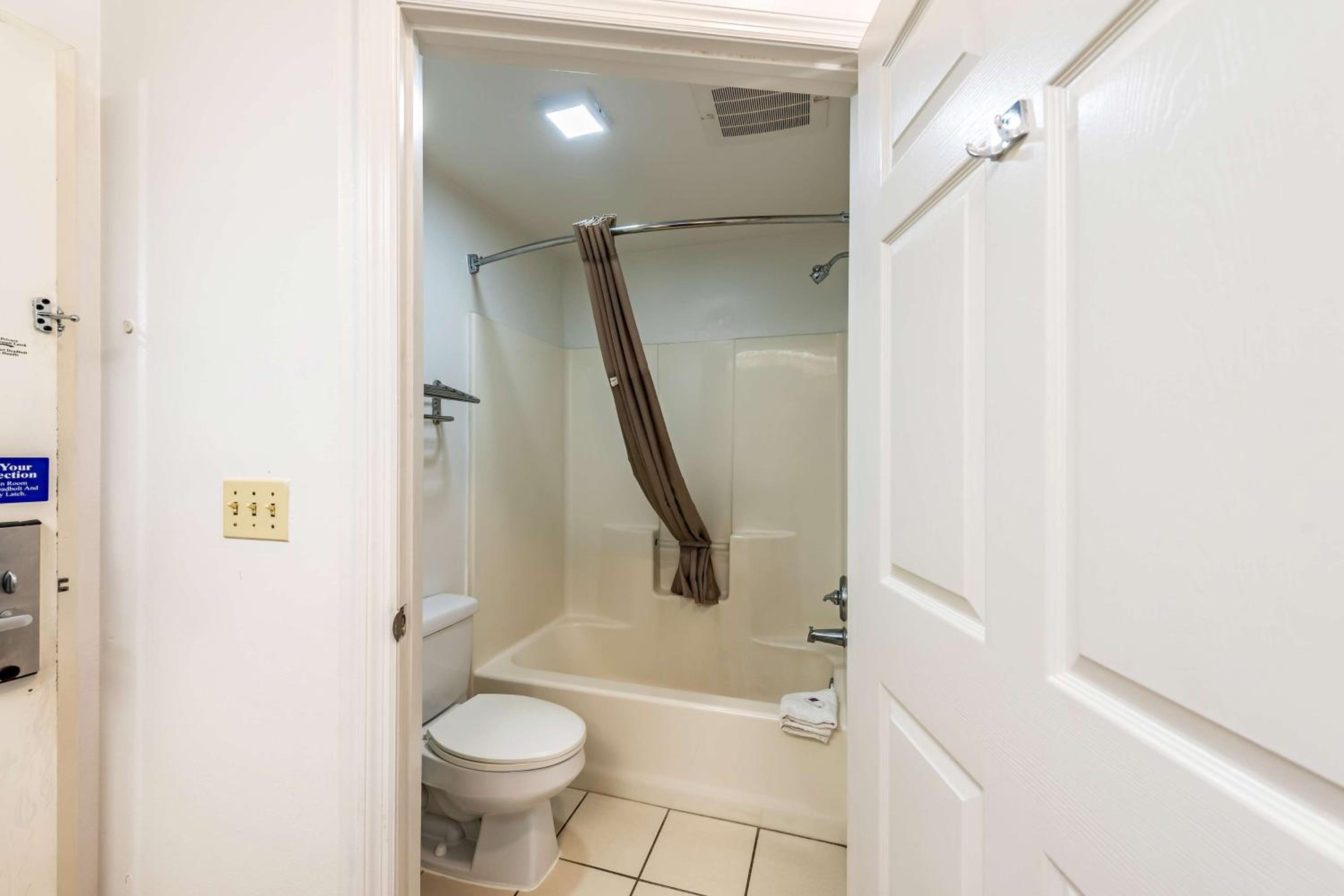 Quadruple Room - Disability Access - Smoking - Photo 3