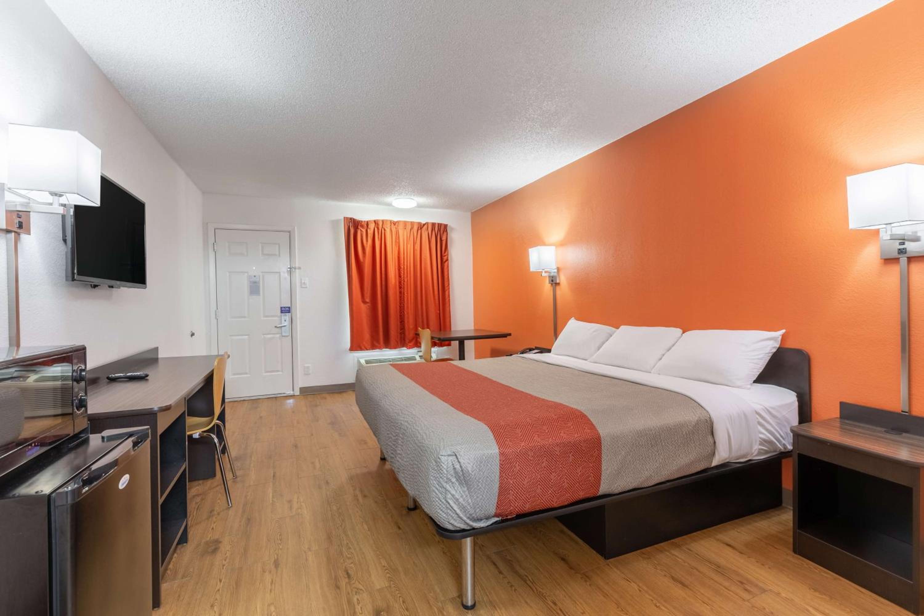 King Room - Disability Access - Non-Smoking photo 2