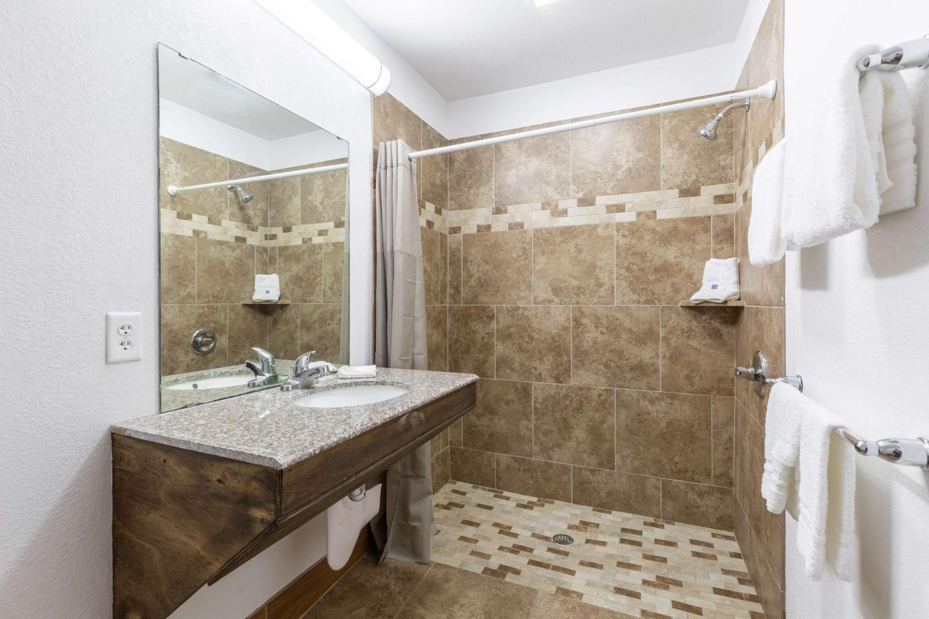 King Room With Roll-In Shower And Kitchen - Mobility Accessible/Non-Smoking photo 1