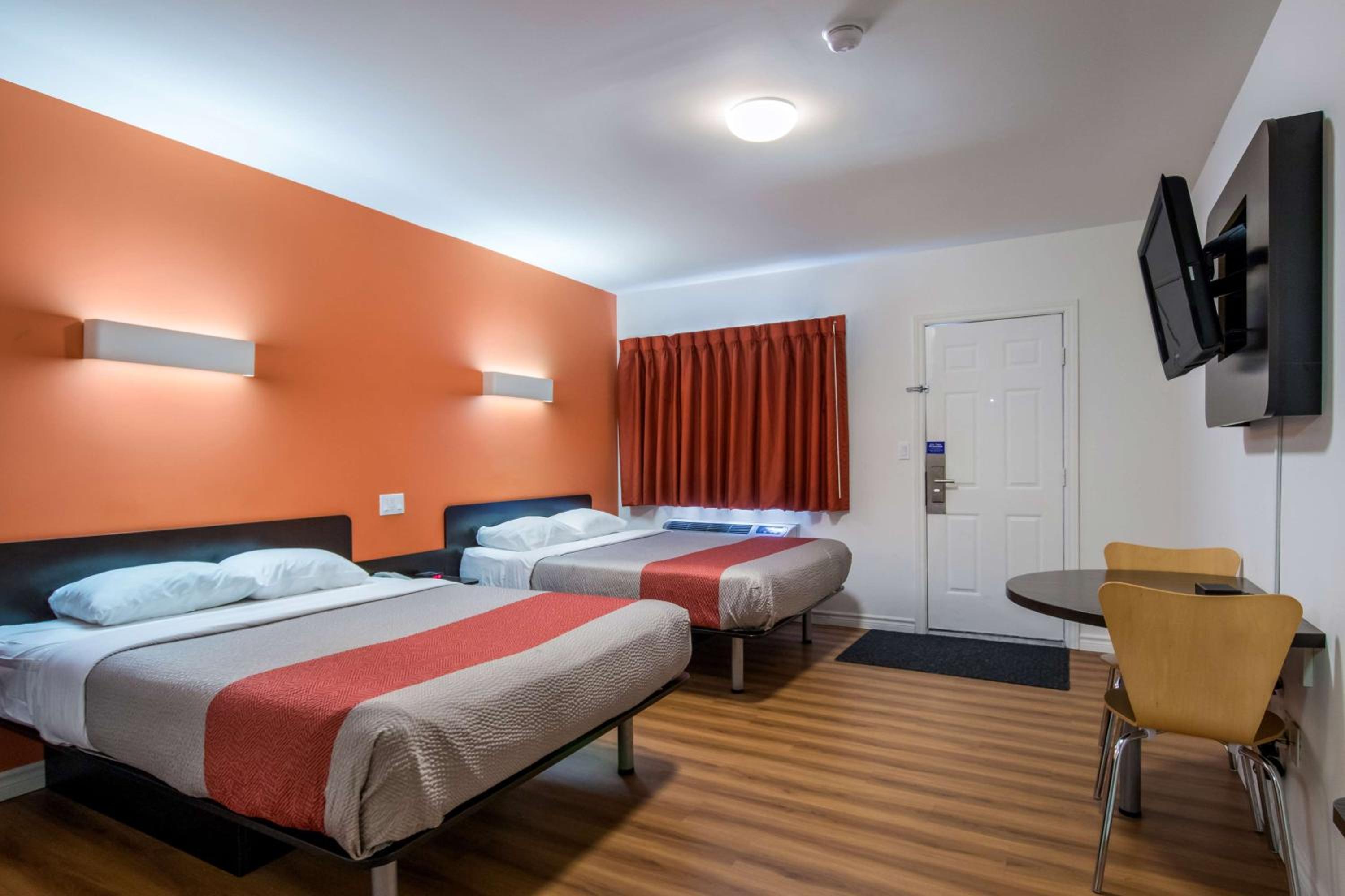 Deluxe Queen Room with Two Queen Beds - Non-Smoking photo 3
