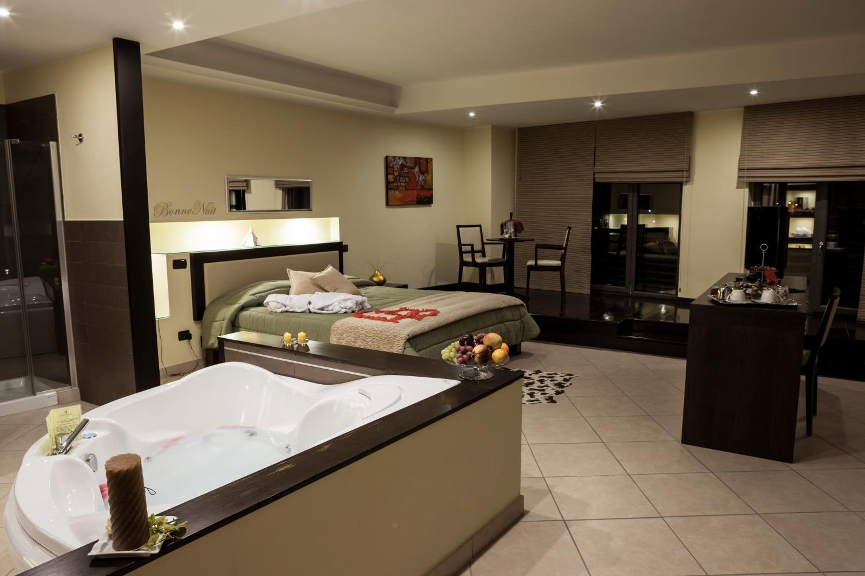 Suite with Hot Tub - Photo 9