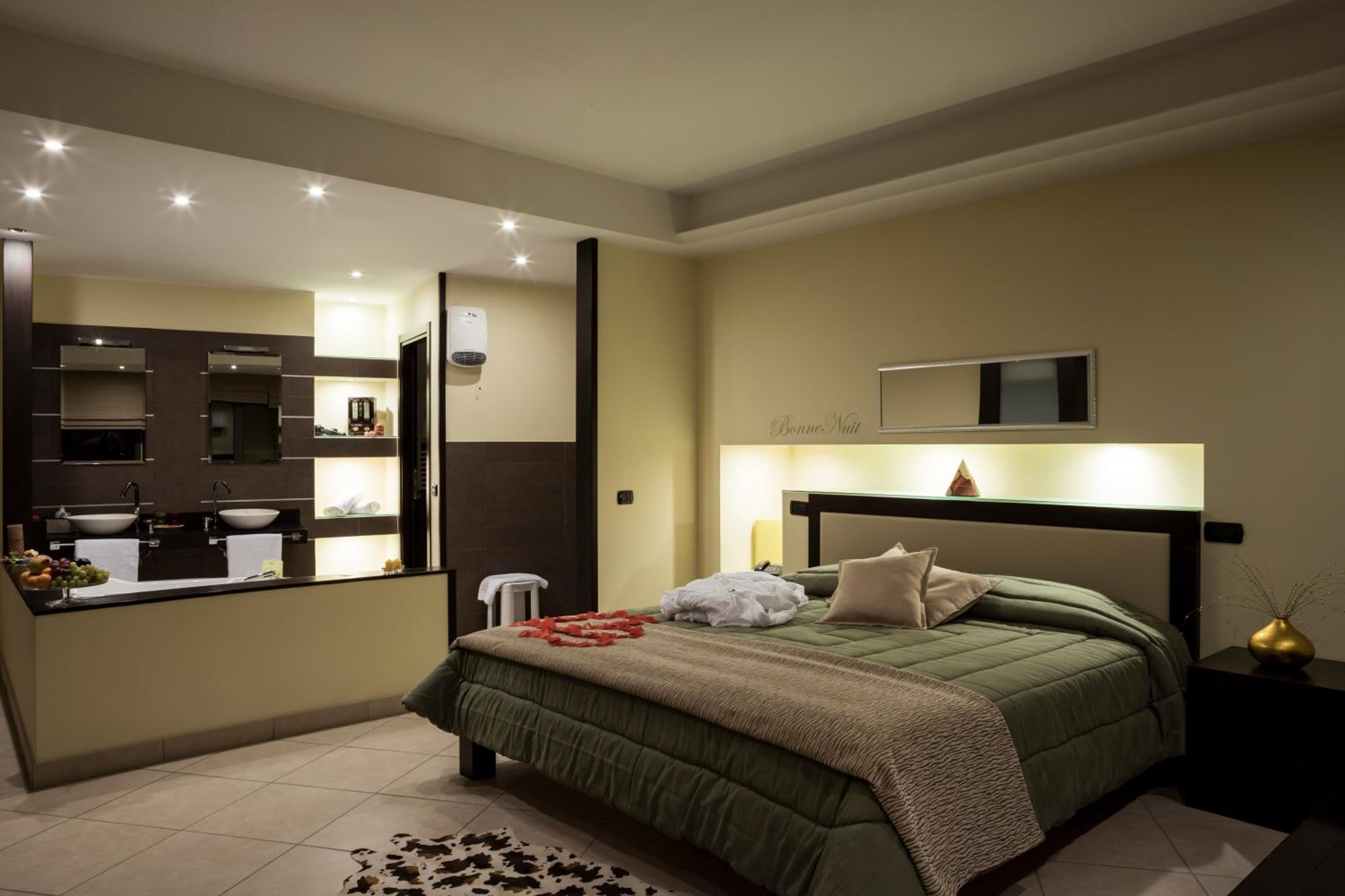 Suite with Hot Tub - Photo 1