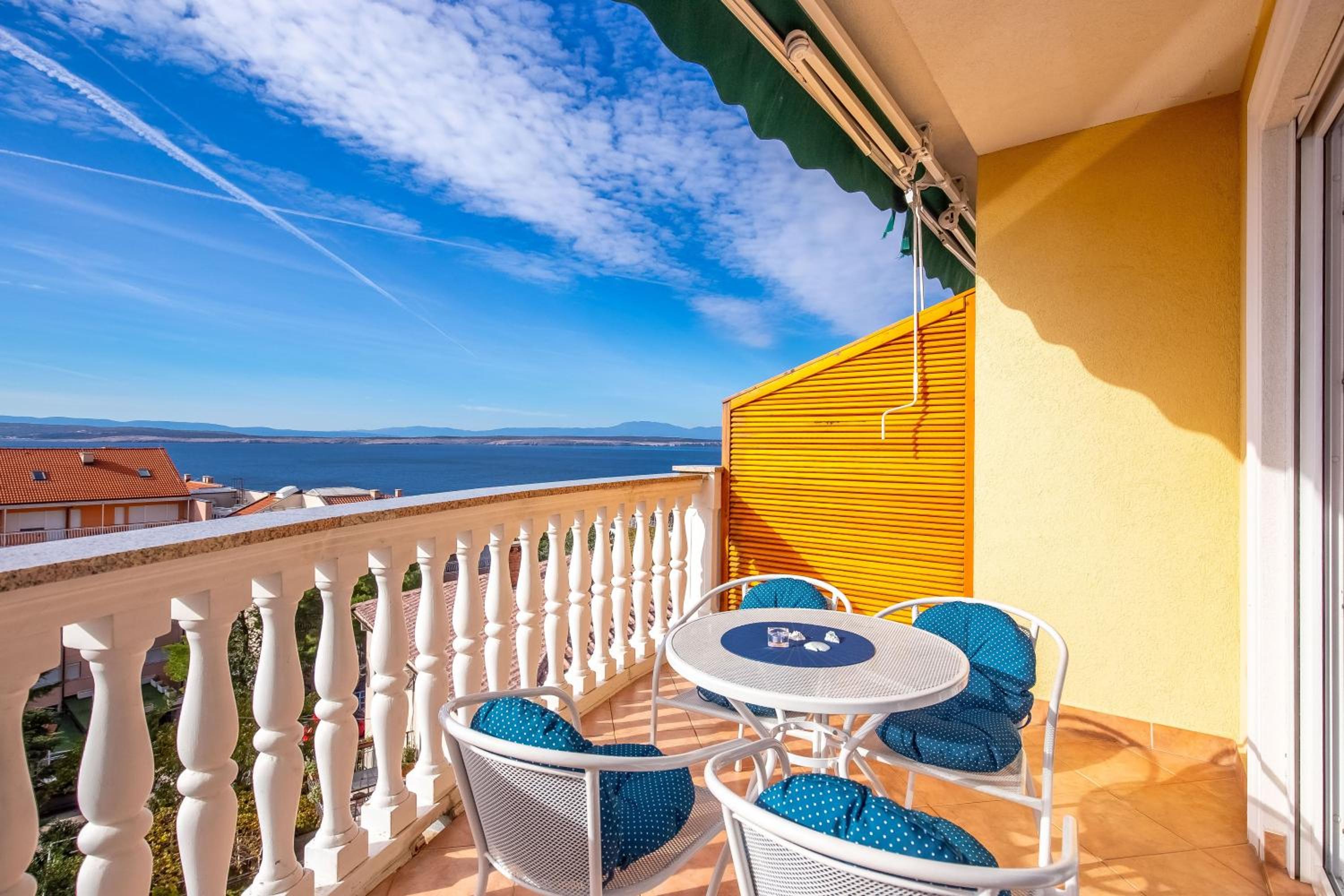 Apartment with Balcony - Photo 2