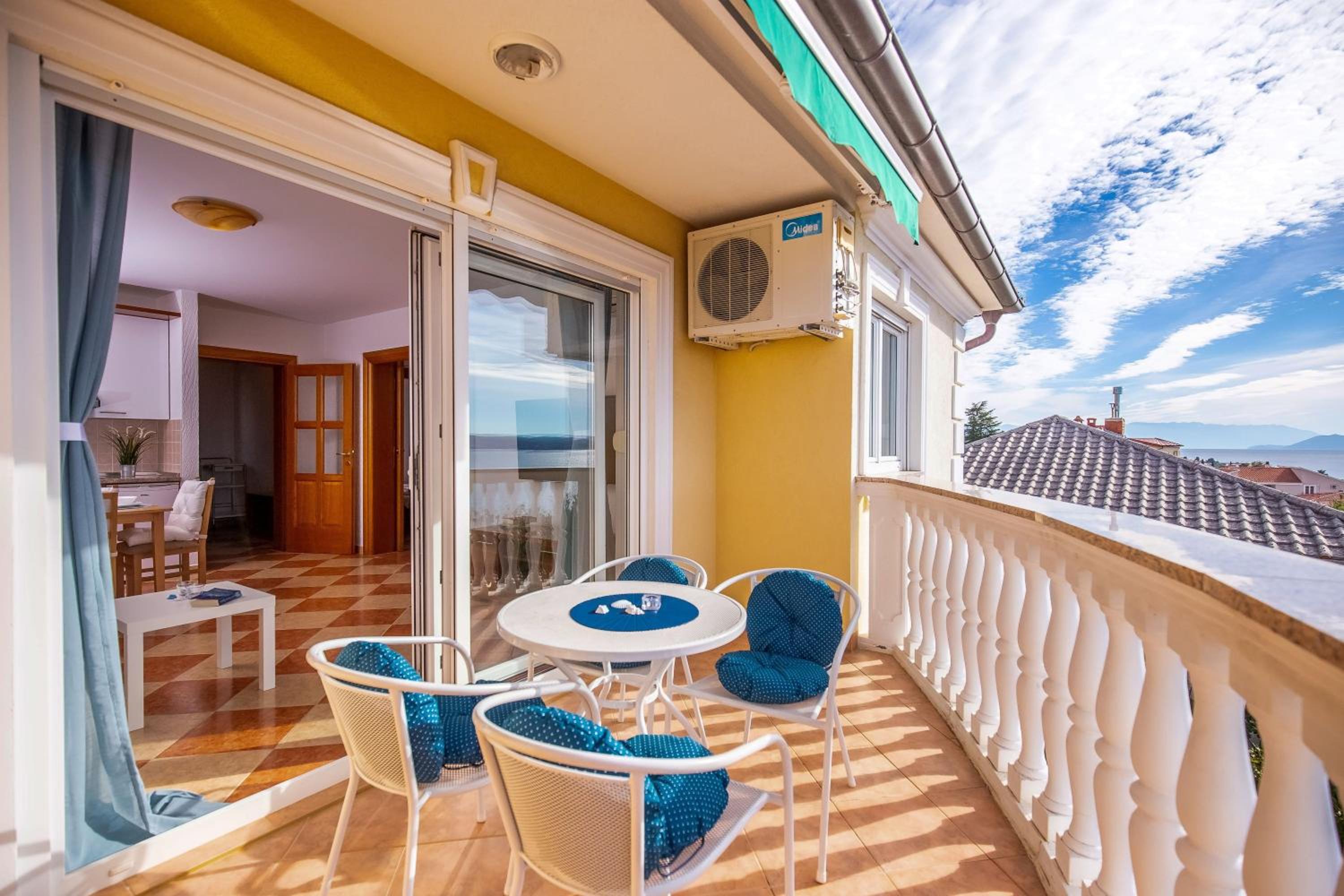 Apartment with Balcony - Photo 8