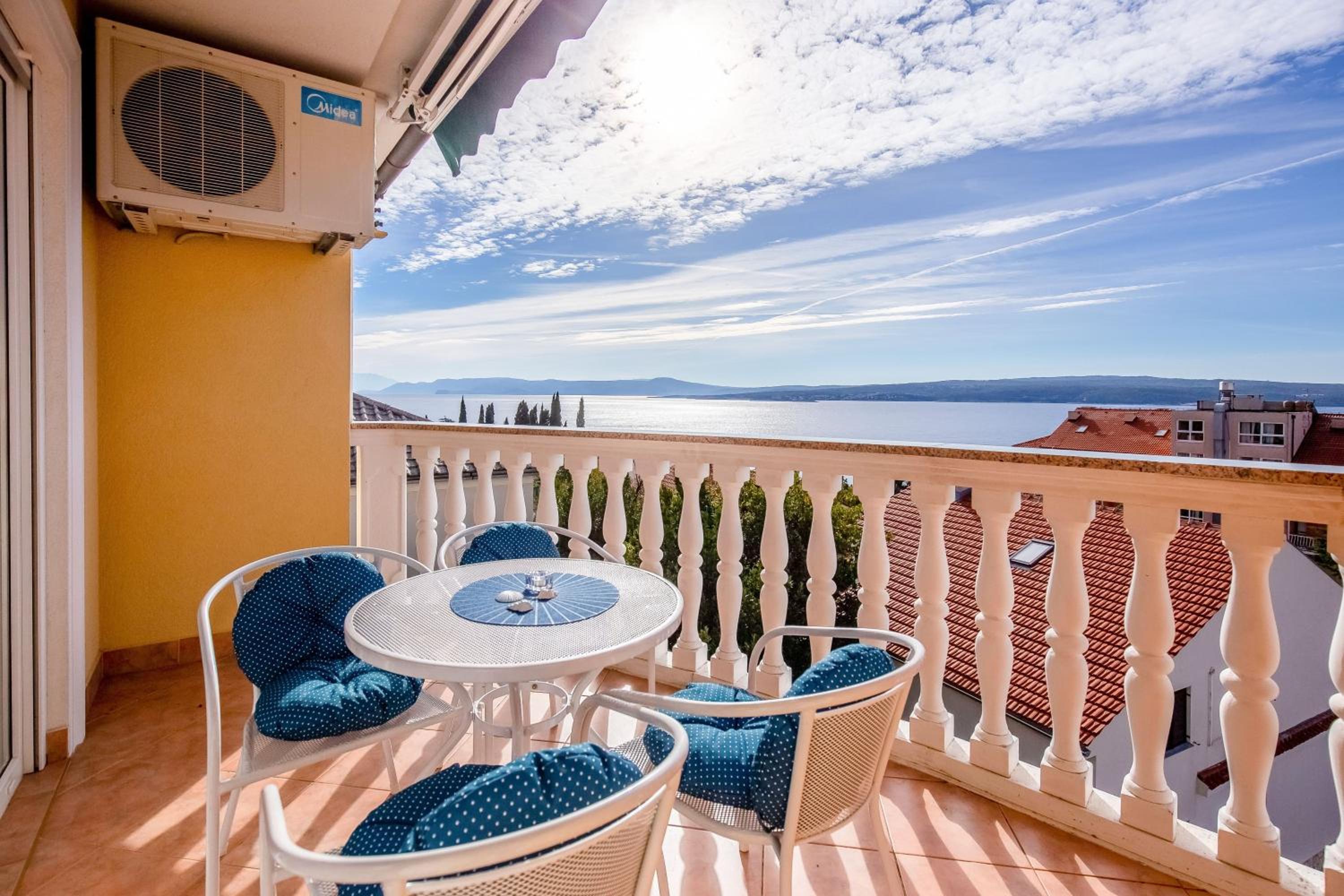 Apartment with Balcony - Photo 7