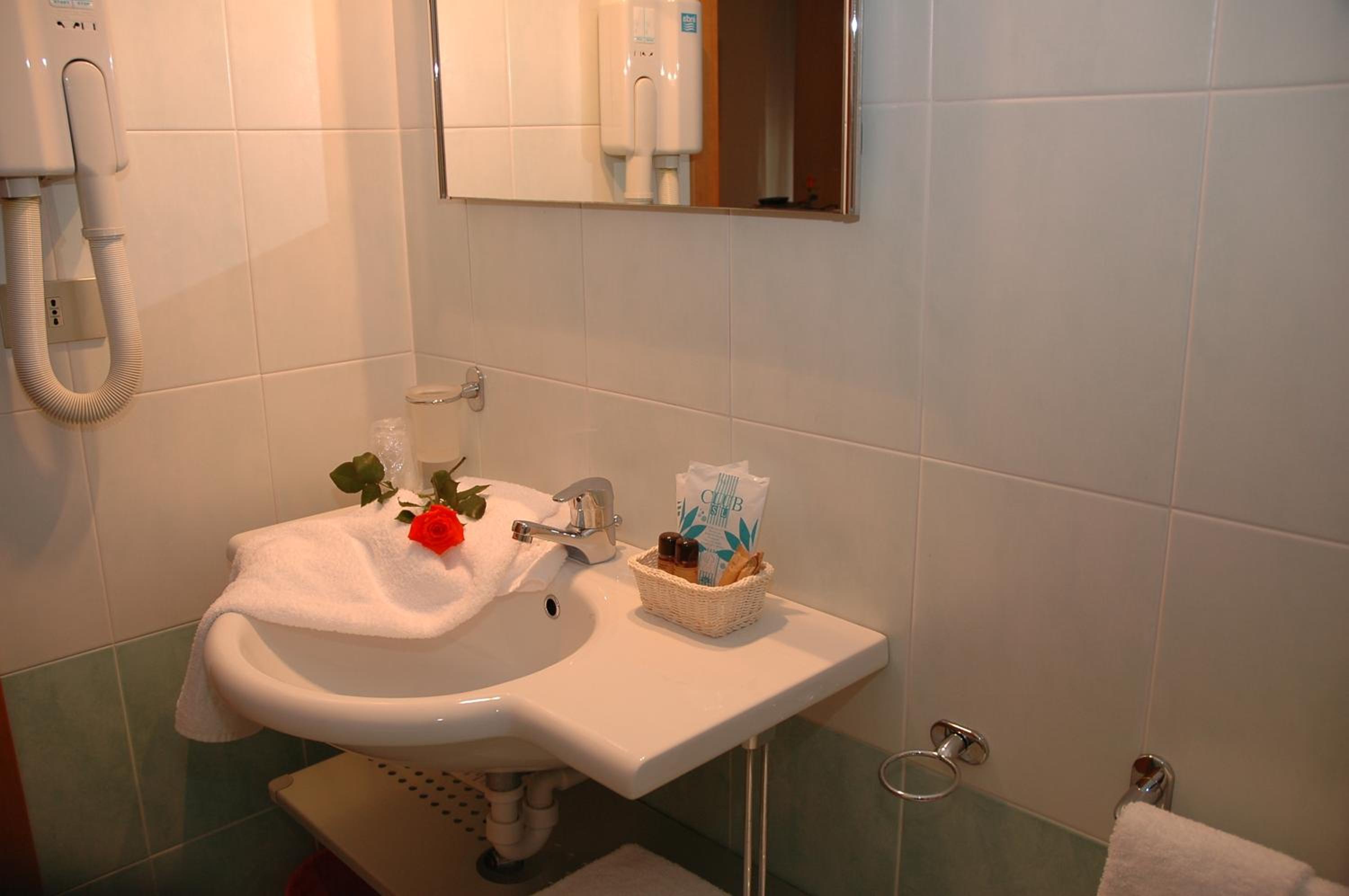 Double or Twin Room - Photo 4