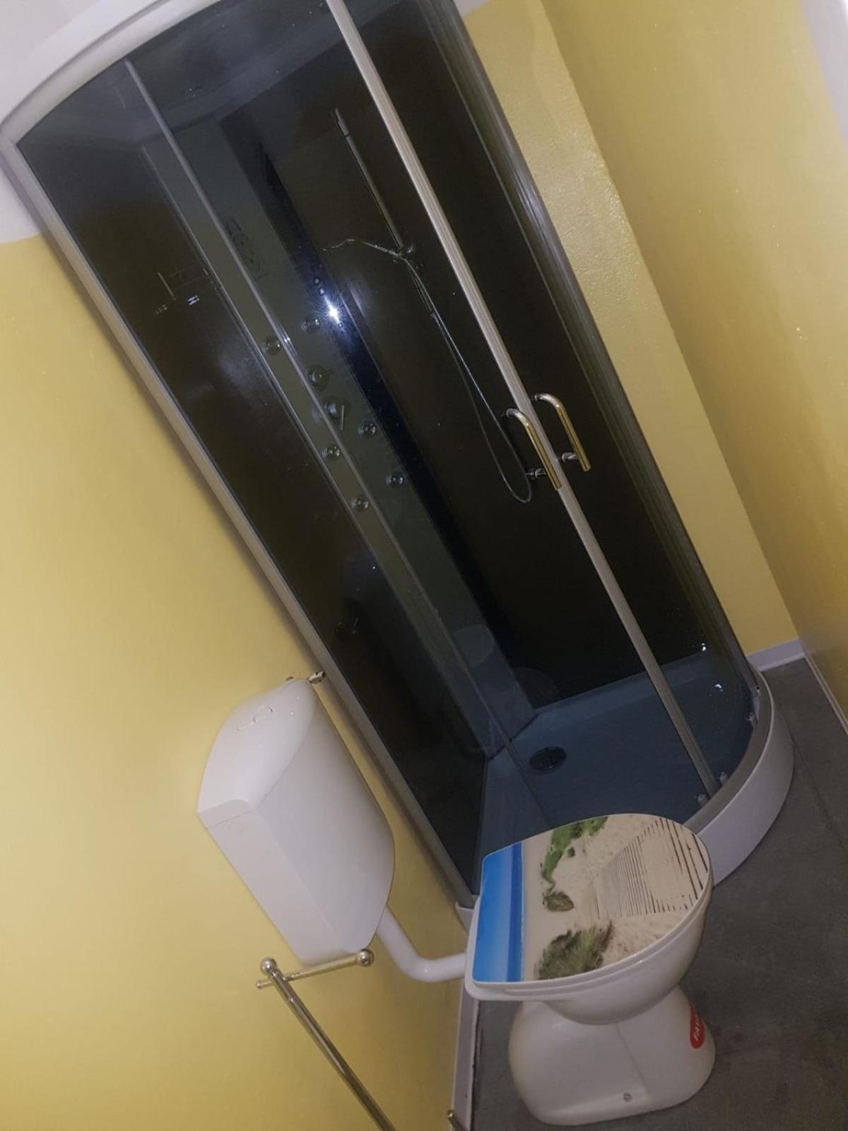 Quadruple Room with Private Bathroom - Photo 11