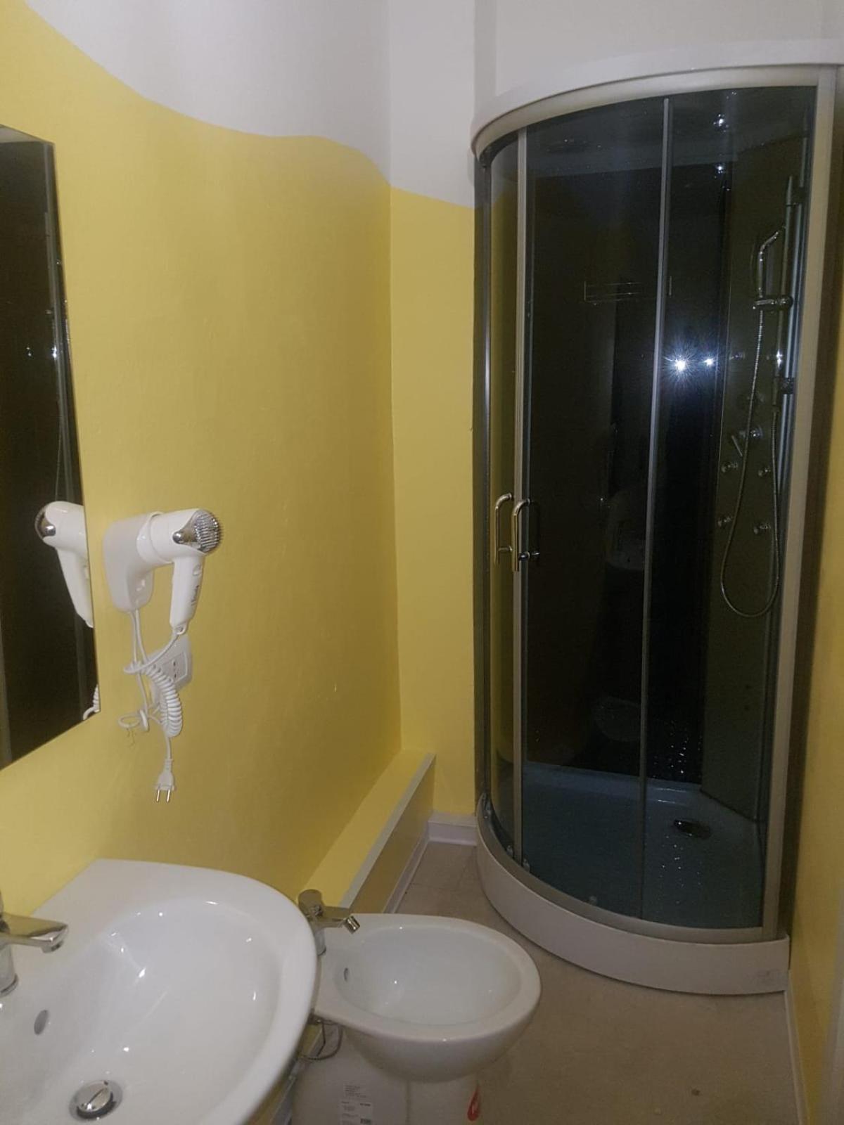 Double Room with Private Bathroom - Photo 4