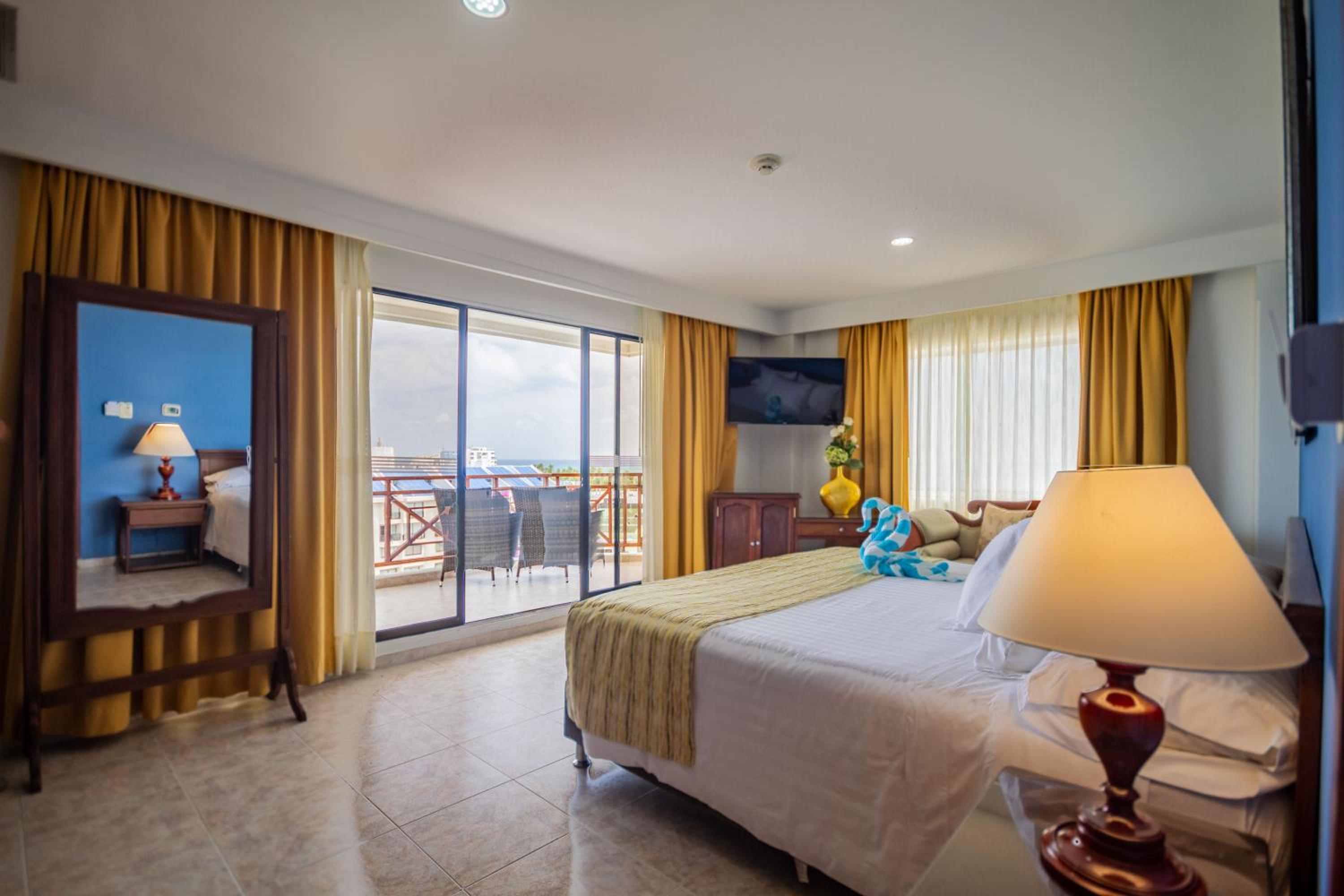 Junior Suite with Balcony - Photo 1