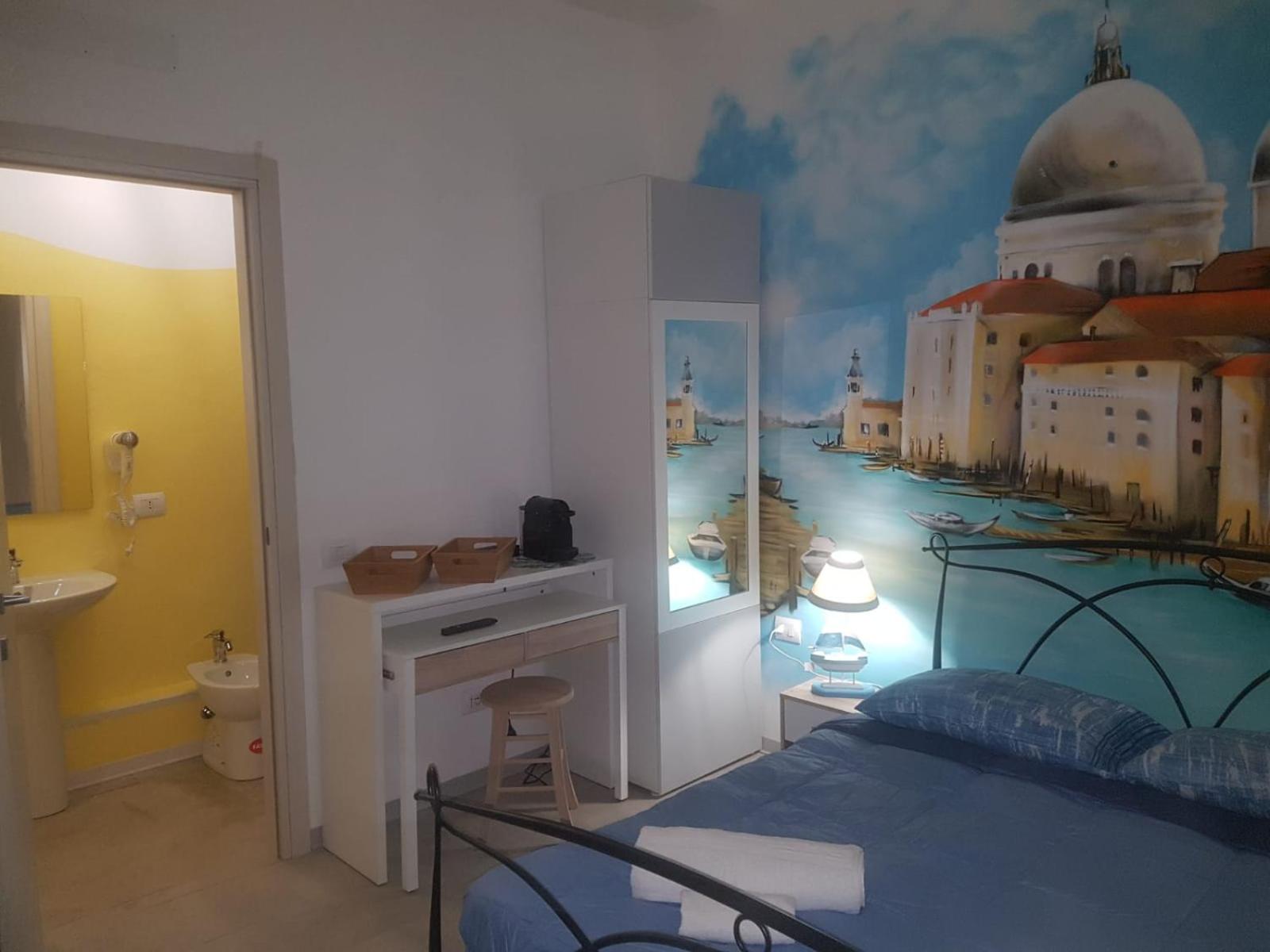 Double Room with Private Bathroom - Photo 14