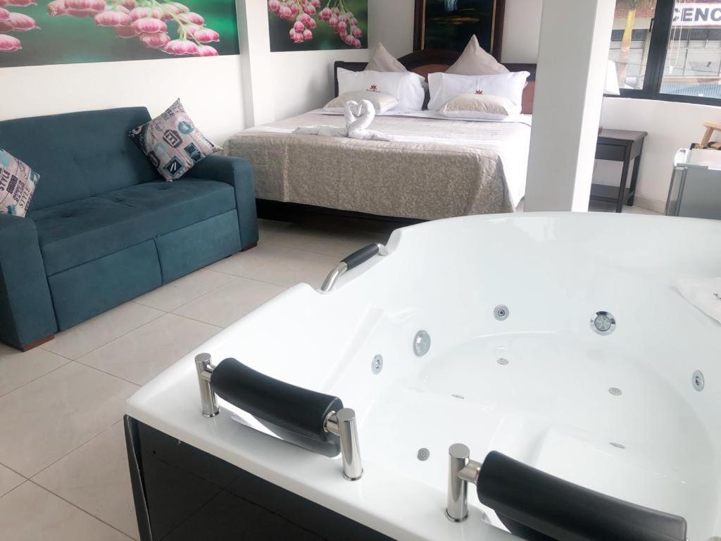 Deluxe Suite with Spa Bath photo 2