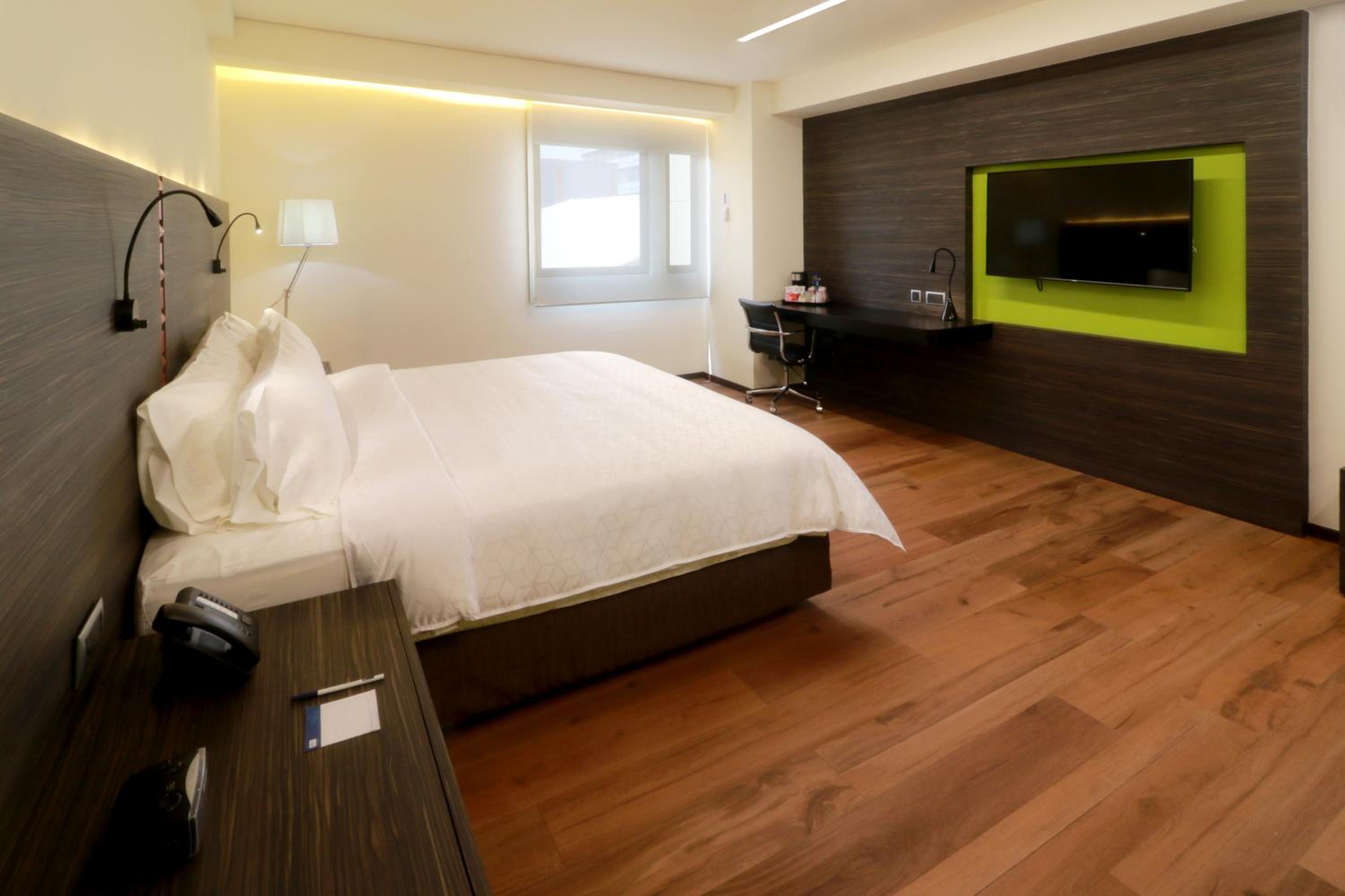 Standard King Room with Roll-in Shower - Mobility Accessible
