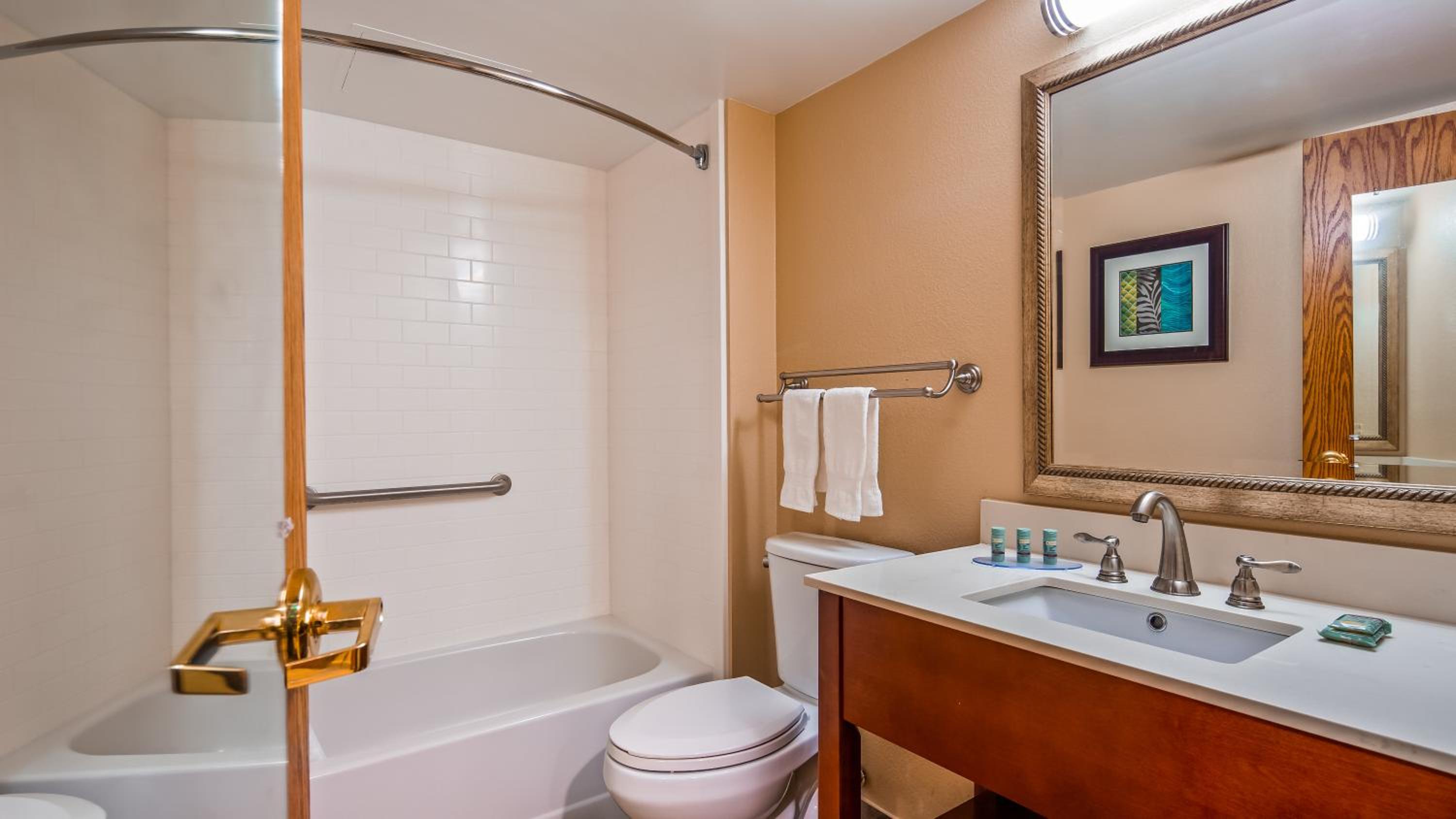 King Room with Bath Tub - Mobility Accessible - Photo 2