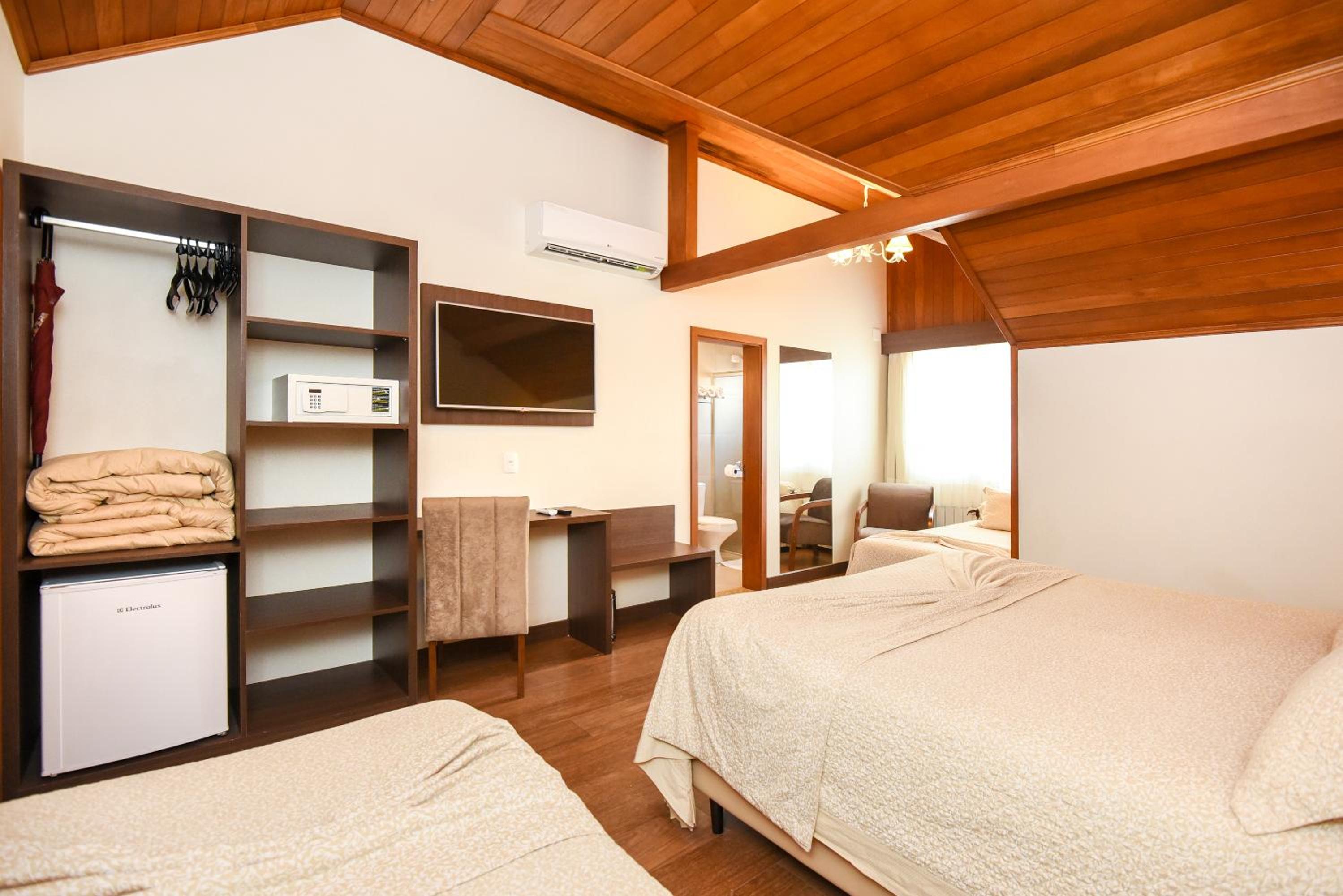 Deluxe Quadruple Room photo 2