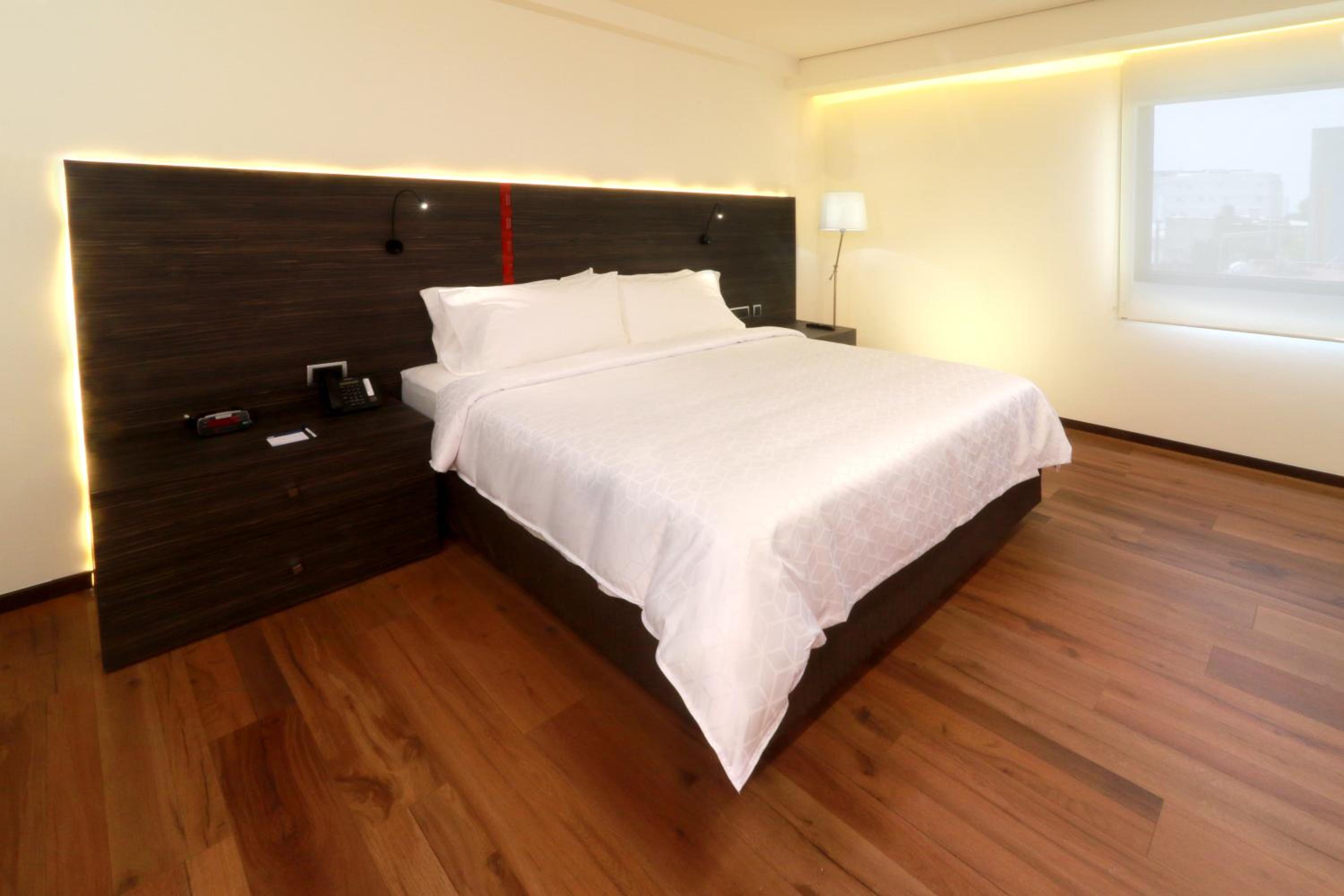 Standard King Room with Roll-in Shower - Mobility Accessible
