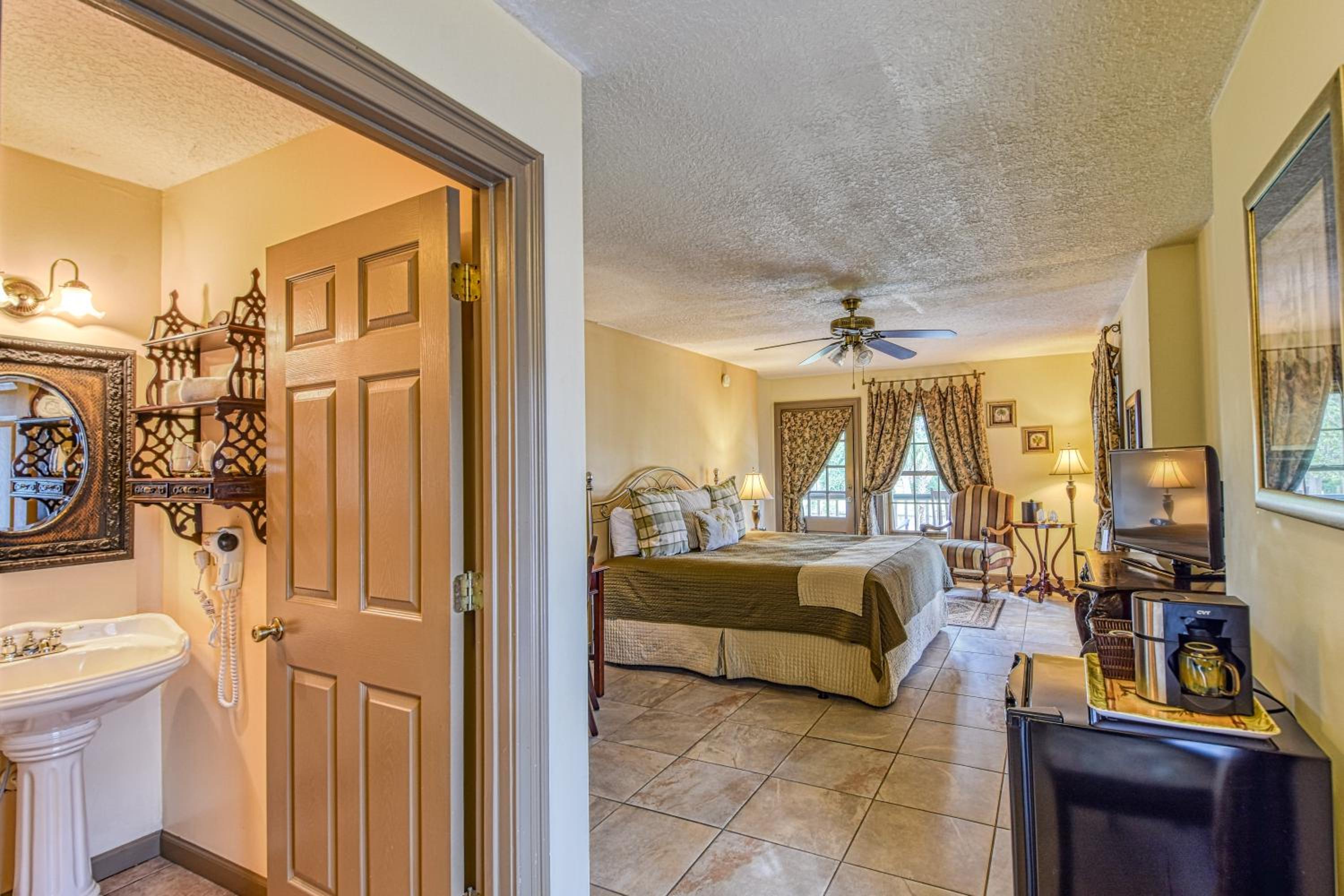 Deluxe King Room with Balcony - Photo 8