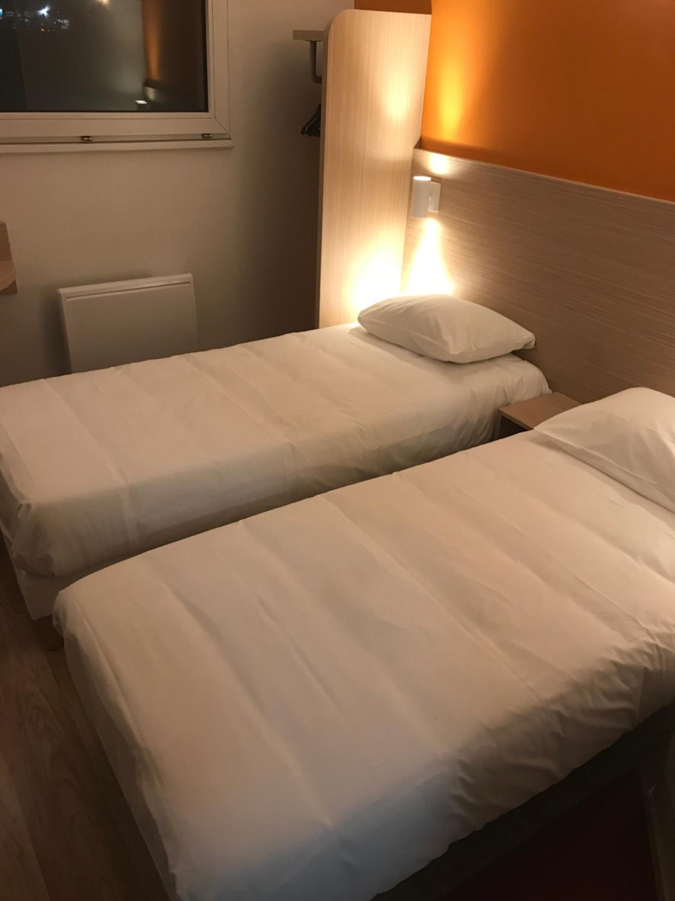 Standard Twin Room - Photo 8
