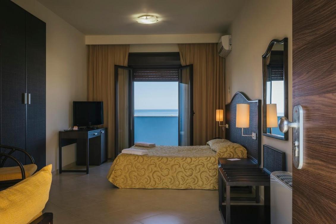 Double or Twin Room - Photo 9