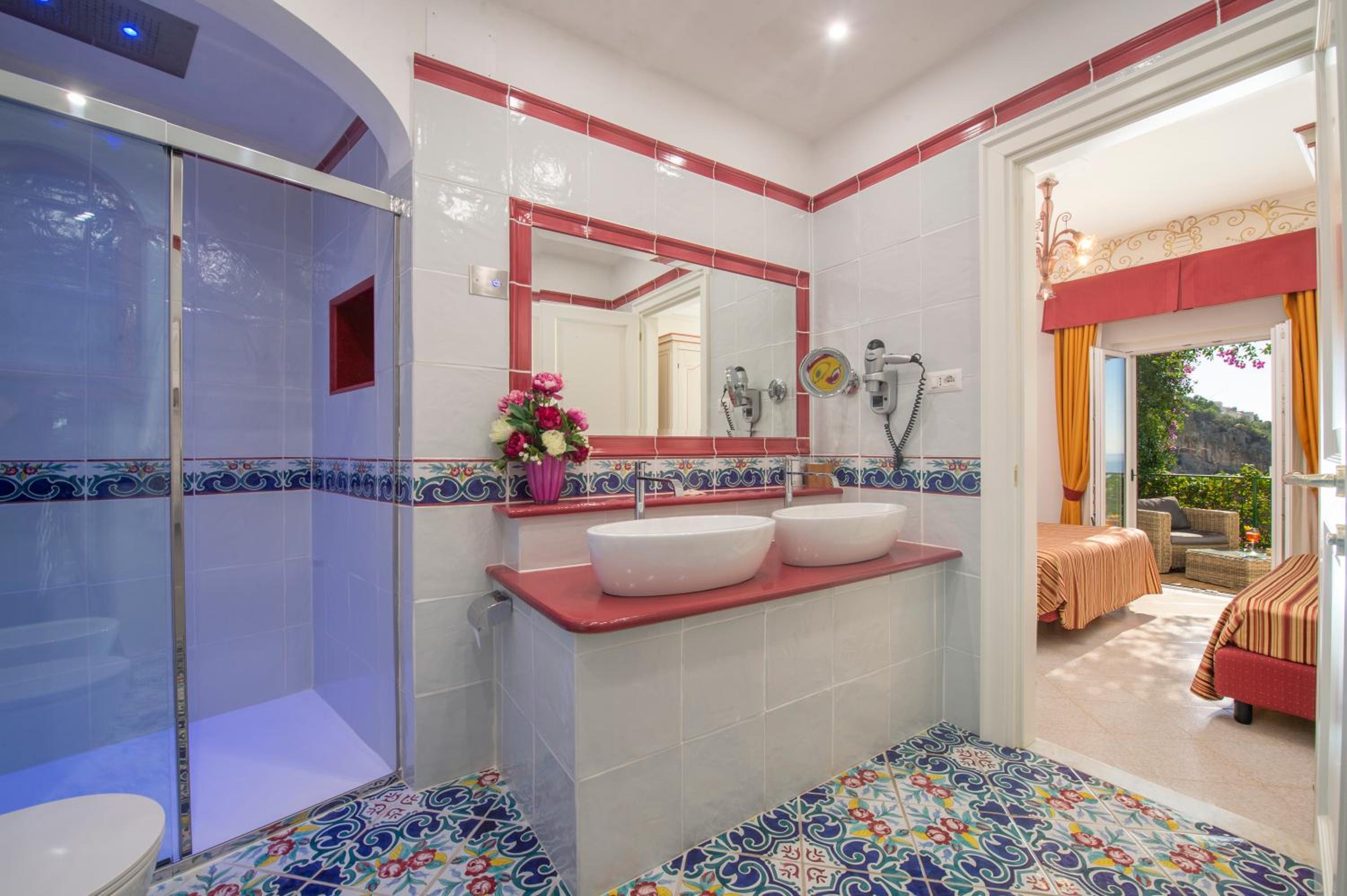 Deluxe Triple Room with Sea View - Photo 13