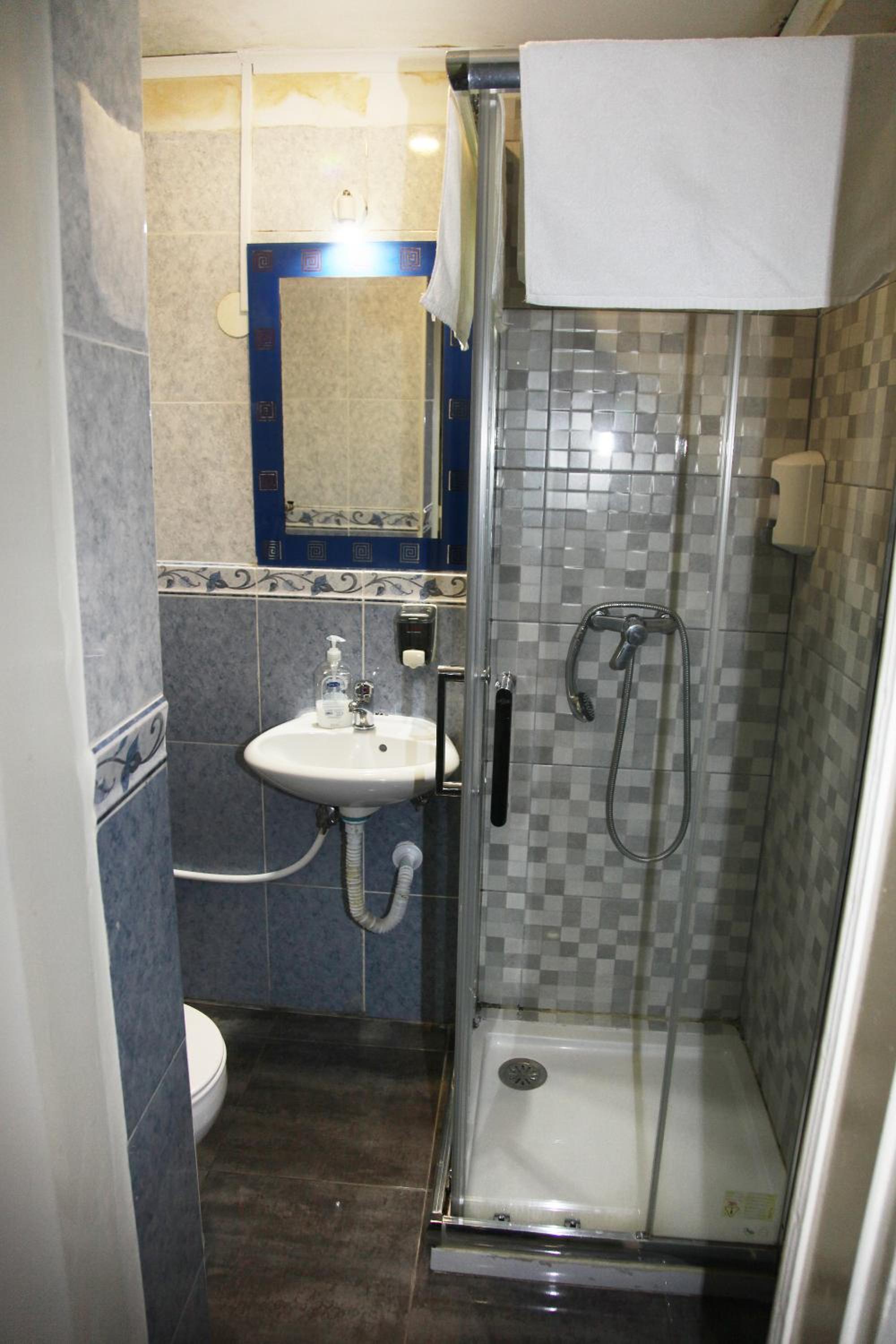 Double Room with Shared Bathroom photo 2