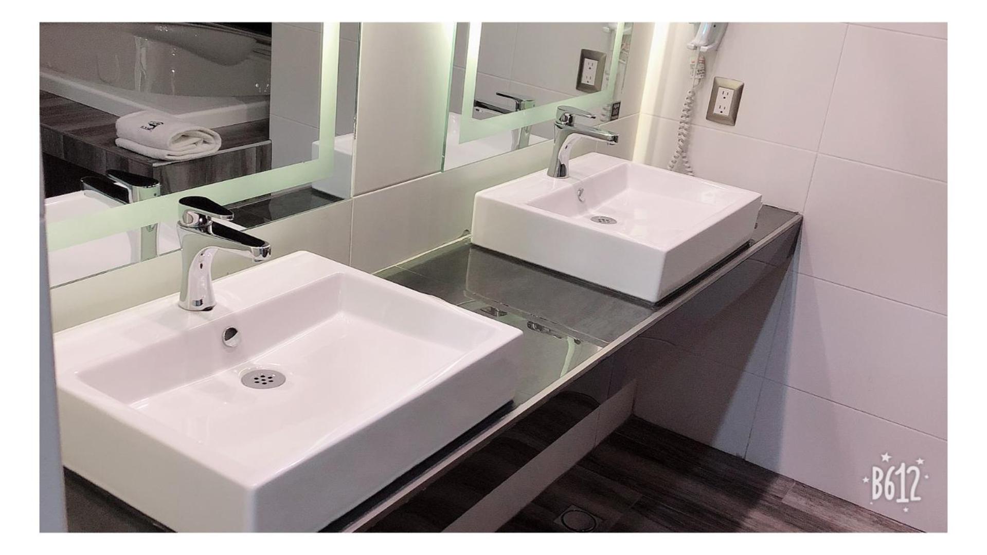 Deluxe Suite with Spa Bath - Photo 17
