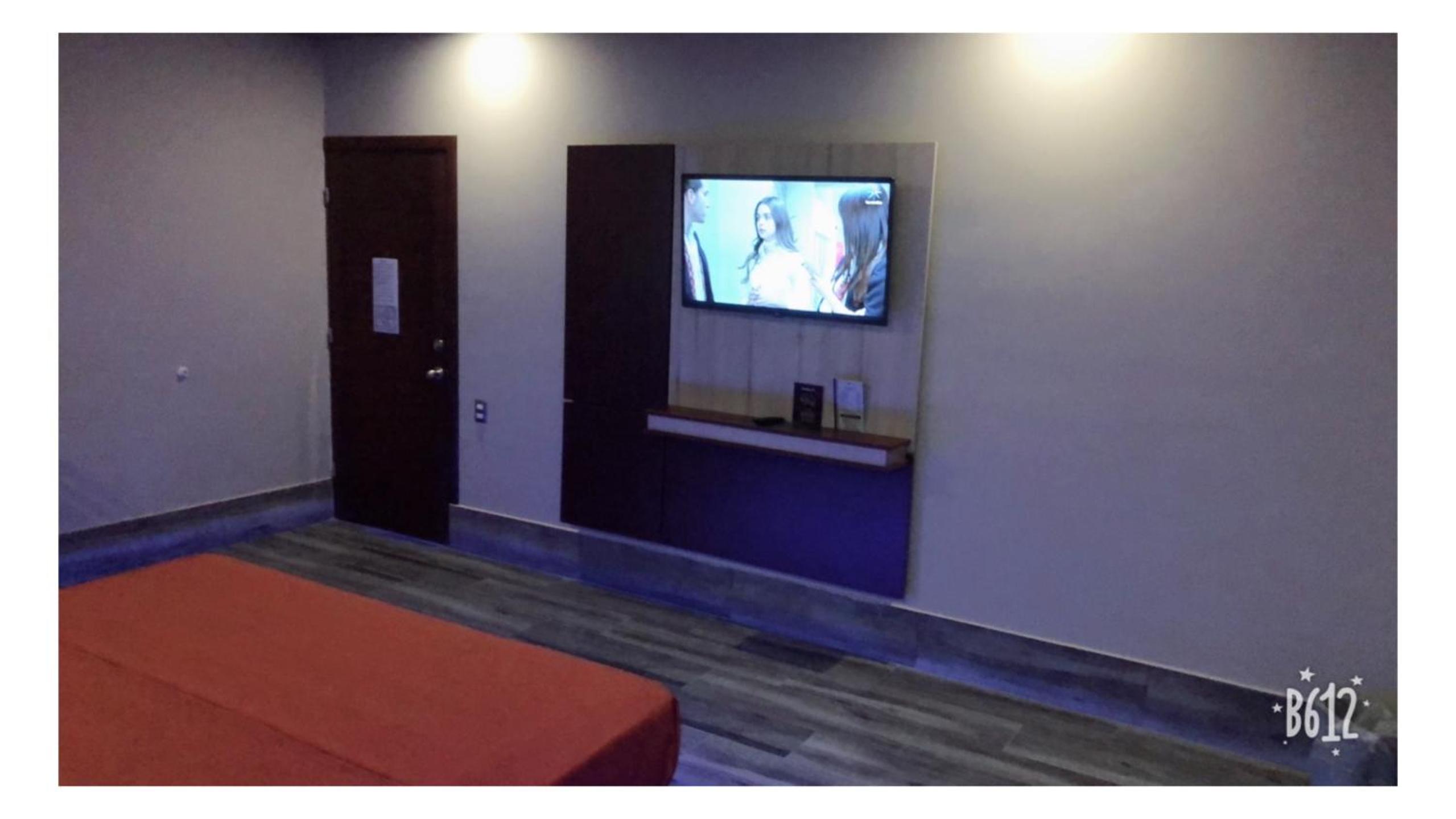 Deluxe King Suite - Photo 15