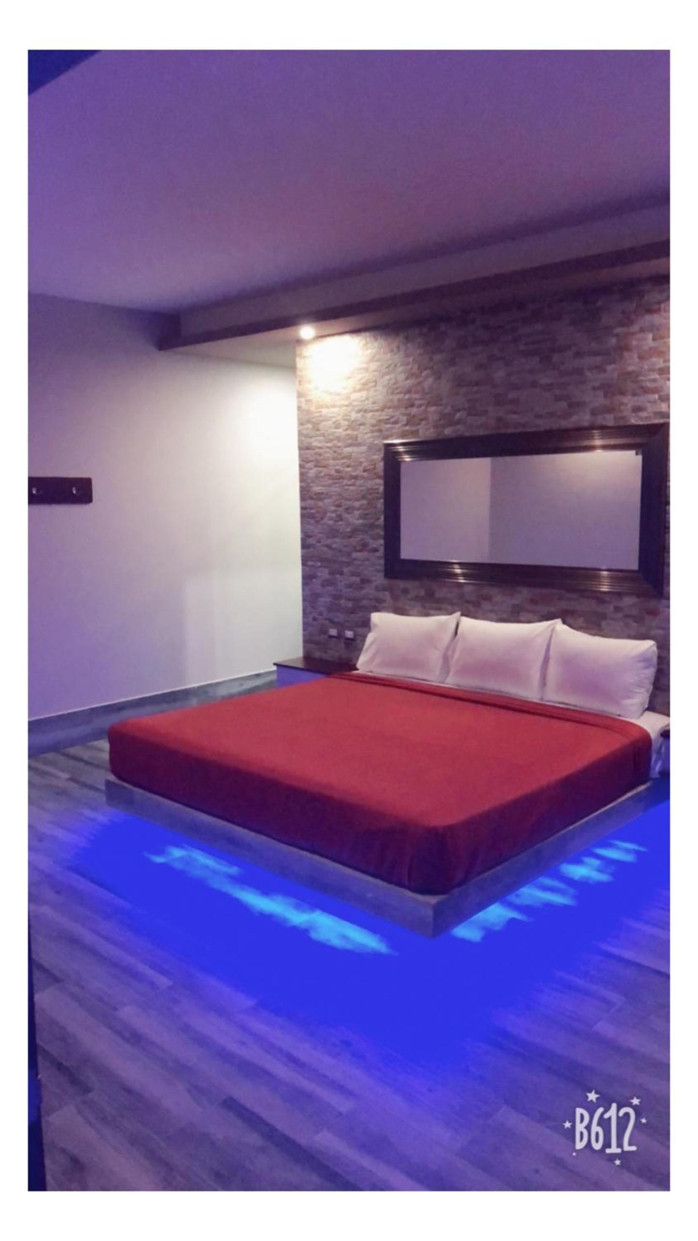 Deluxe King Suite - Photo 16