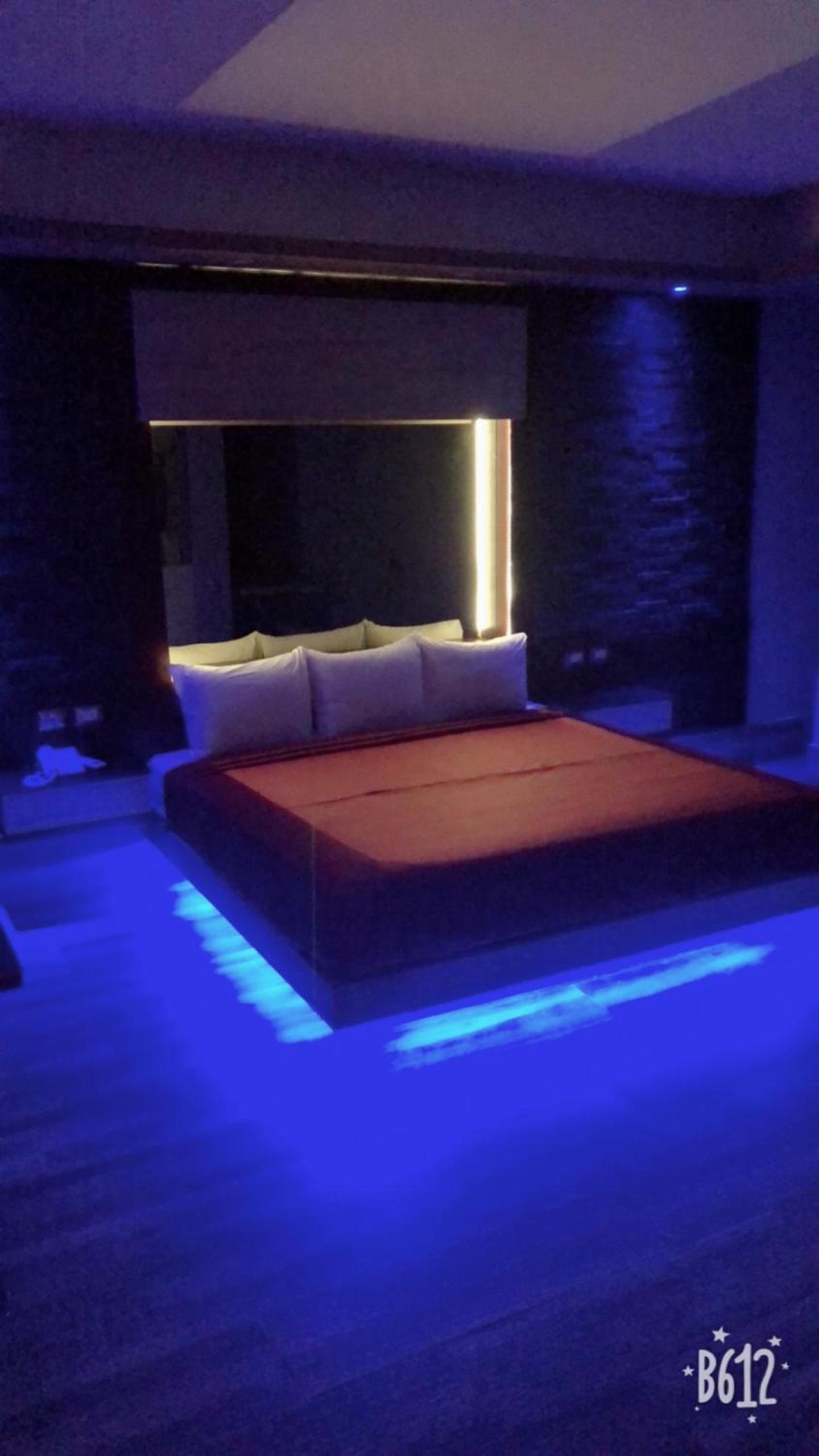 Deluxe King Suite - Photo 17