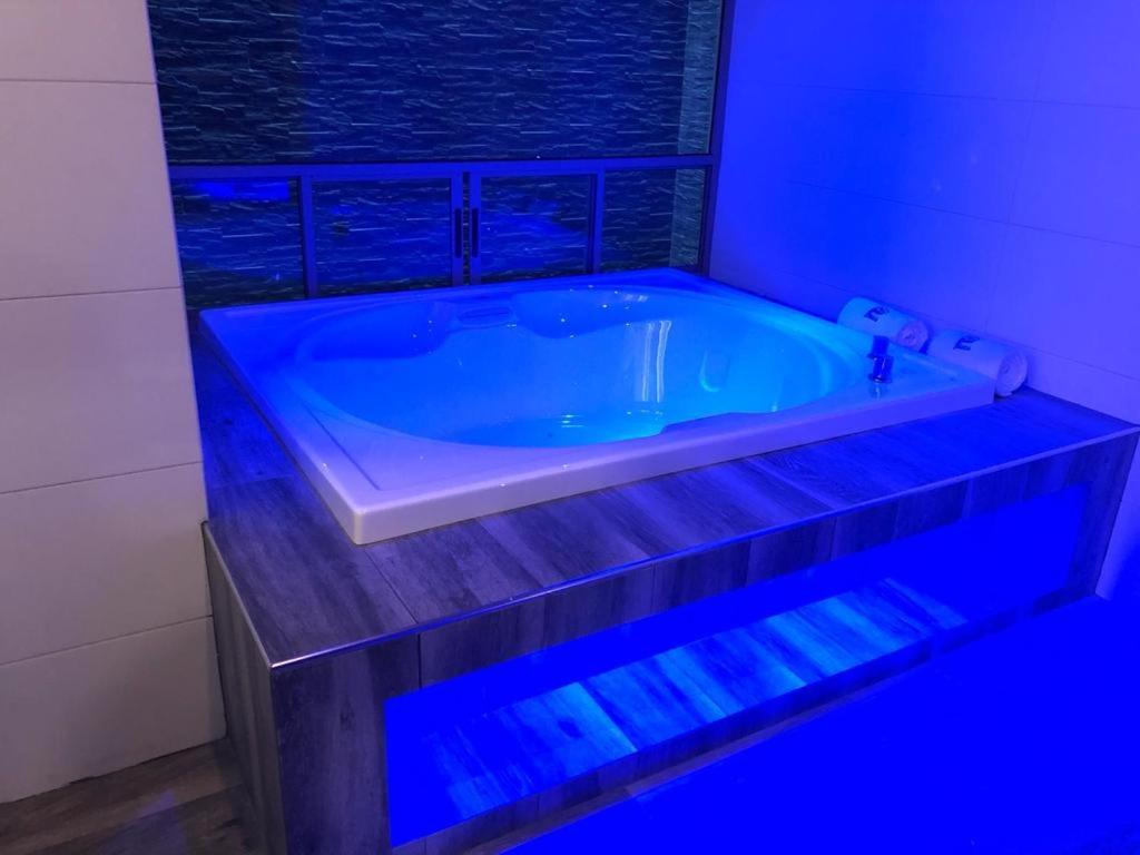 Deluxe Suite with Spa Bath - Photo 6