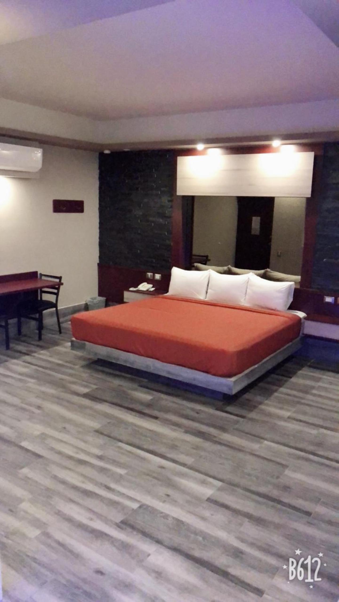 Deluxe King Suite - Photo 10