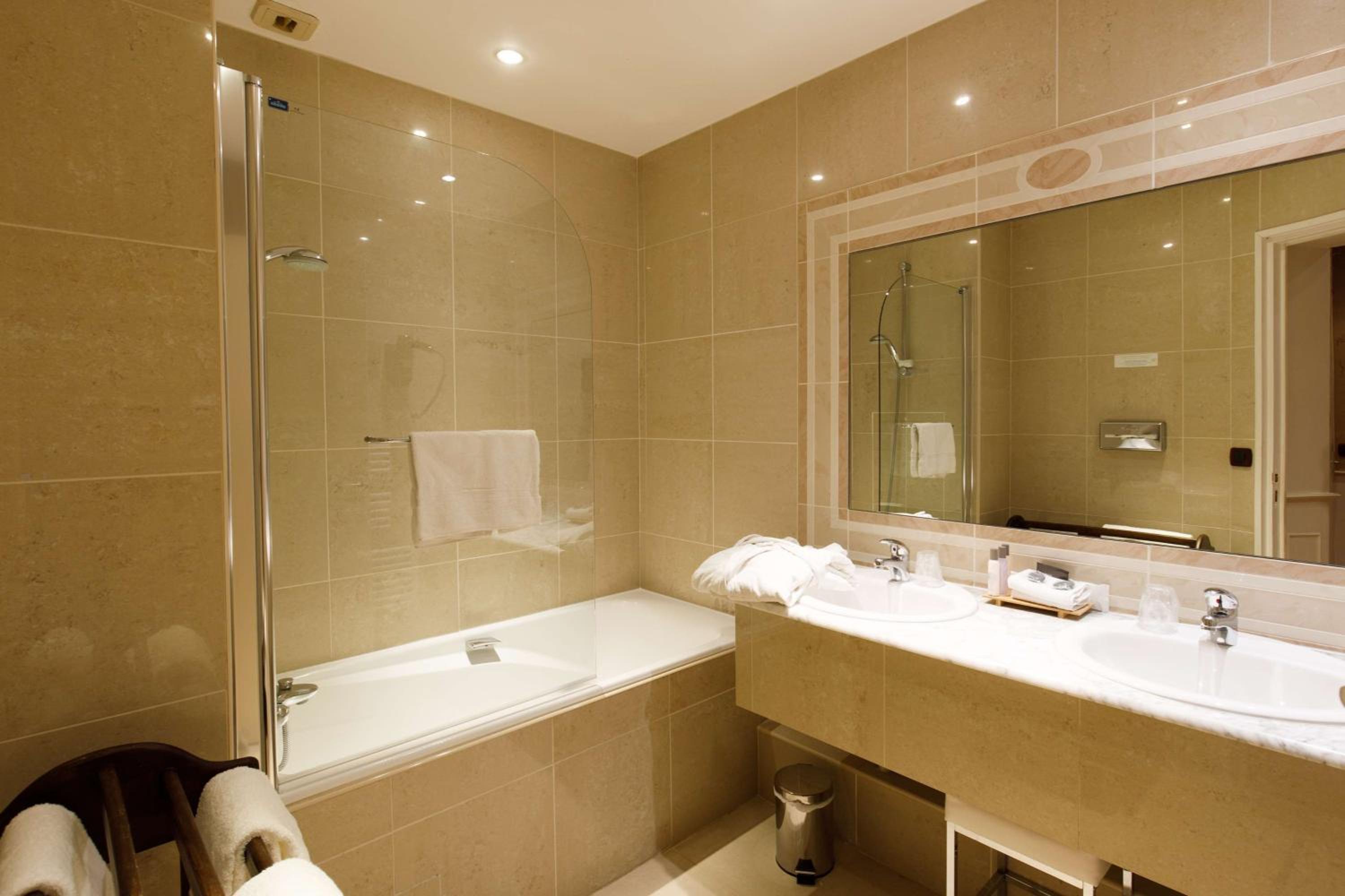 Deluxe Queen Room - Non-Smoking - Photo 8