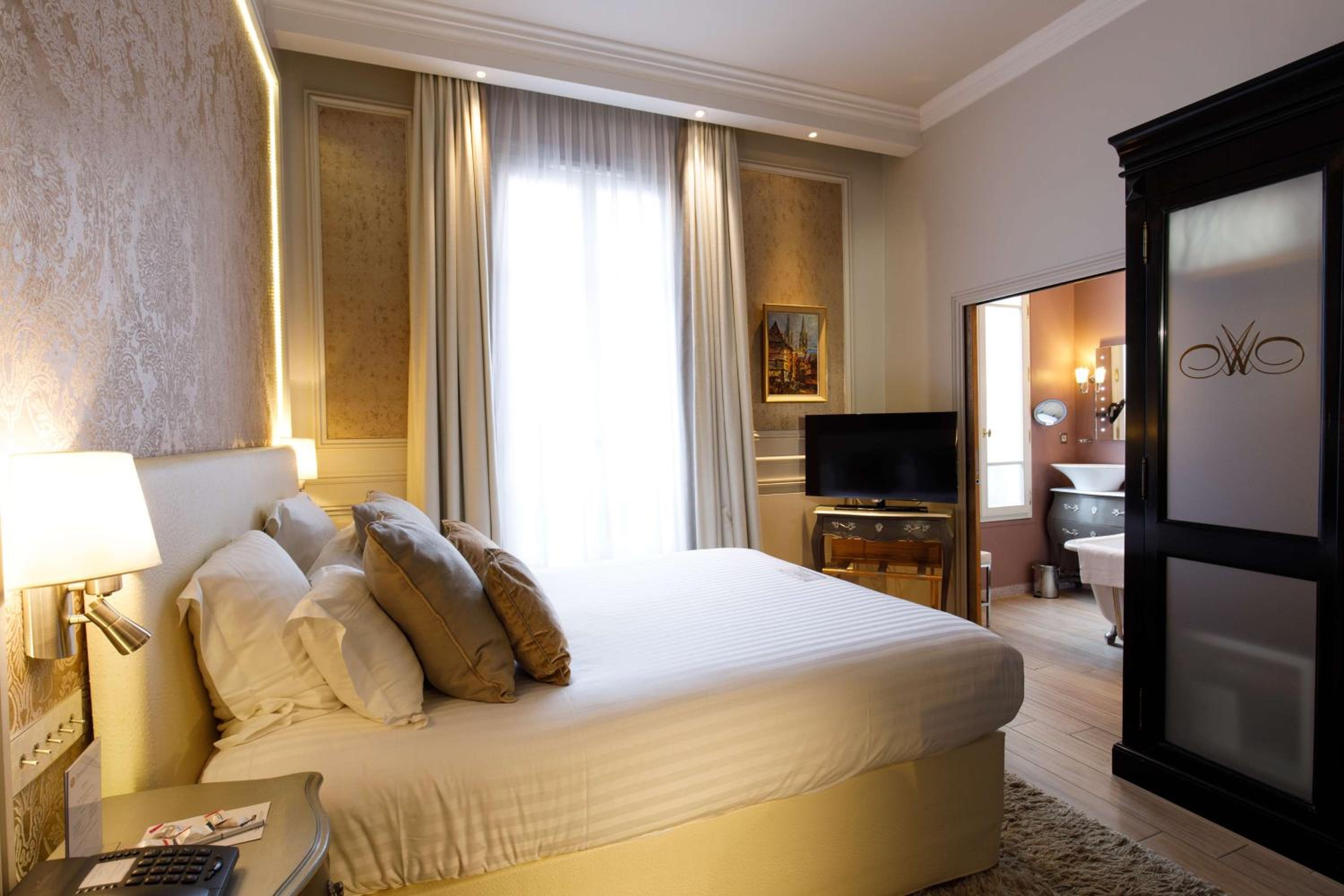 Deluxe Queen Room - Non-Smoking - Photo 10