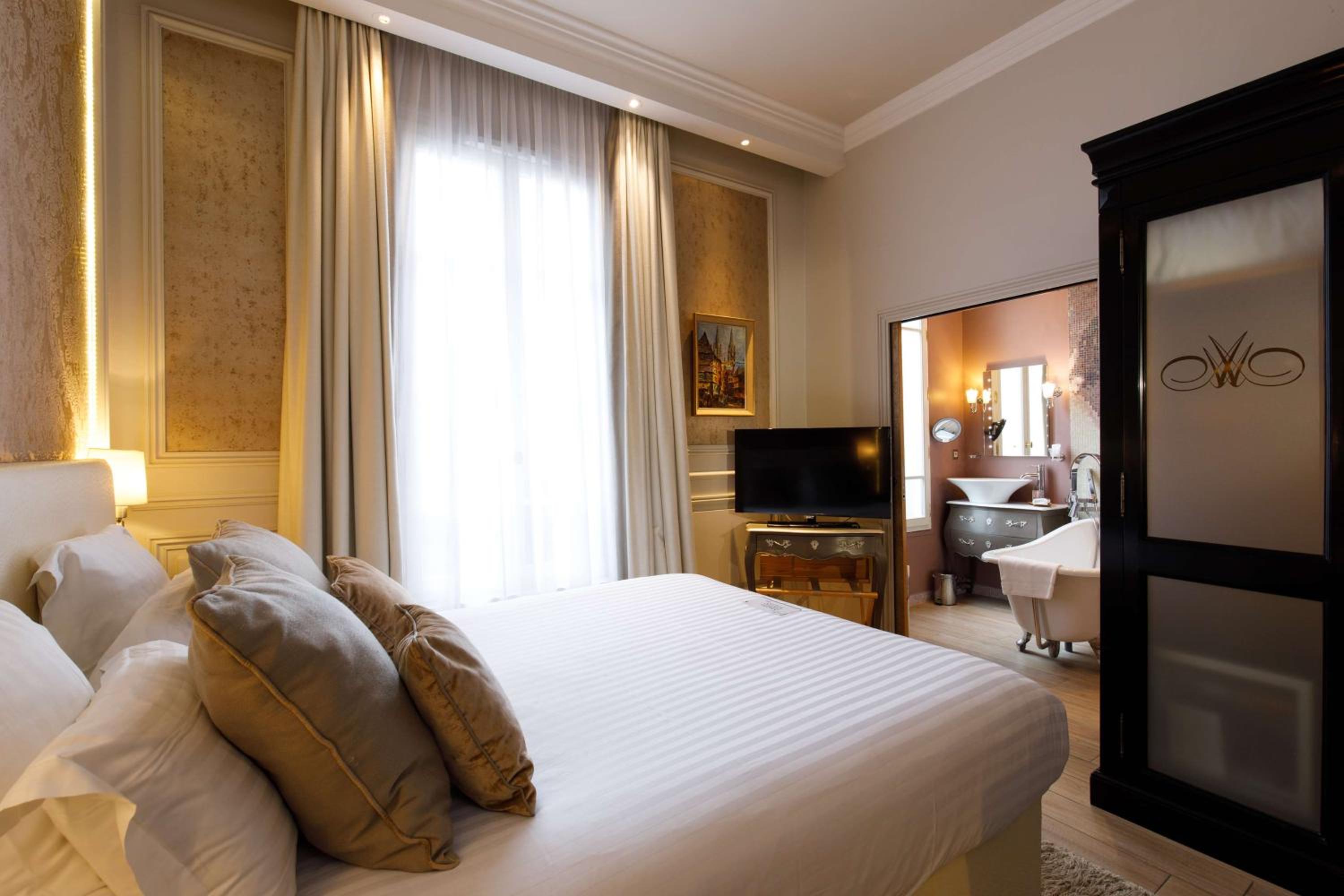 Deluxe Queen Room - Non-Smoking - Photo 11