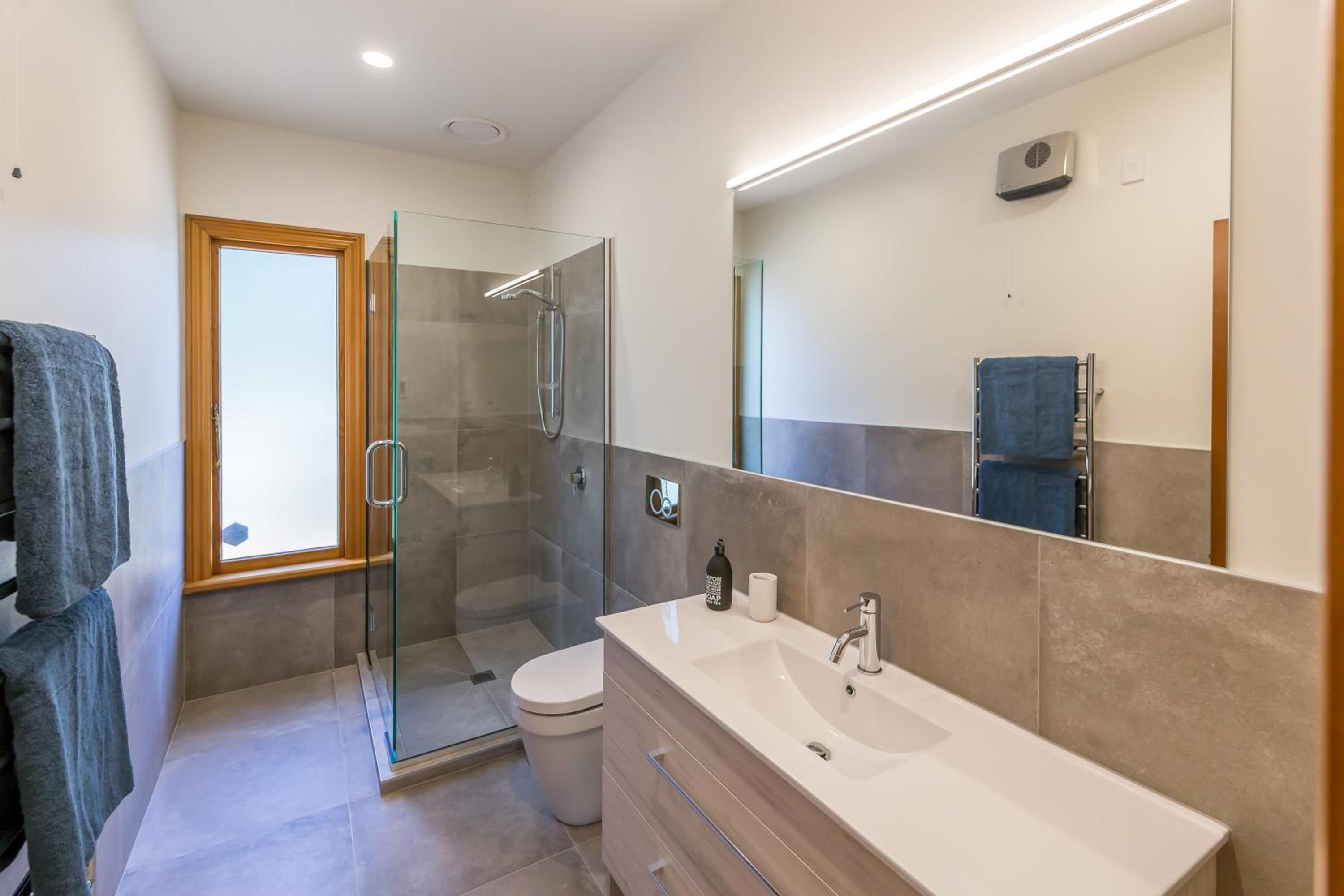 Five-Bedroom House - Photo 30