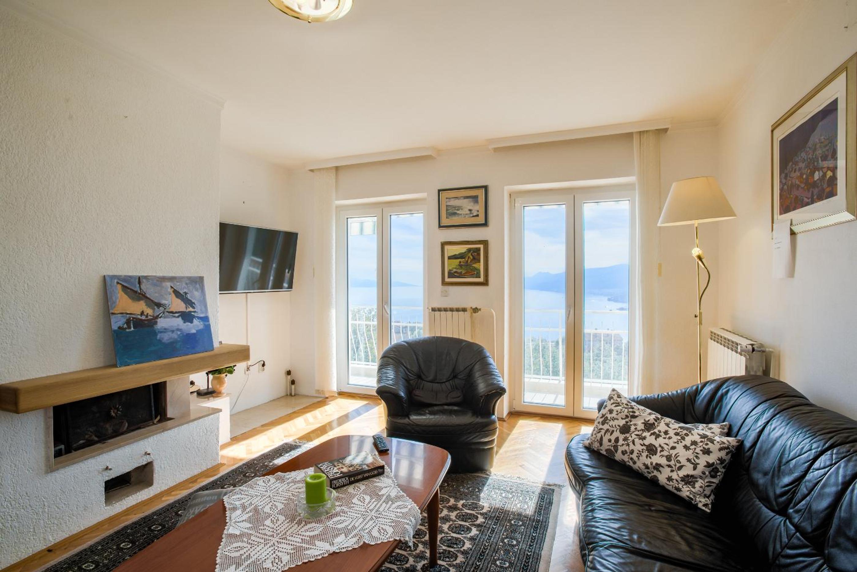 Three-Bedroom Apartment with Terrace, Sea View and Private Entrance photo 2