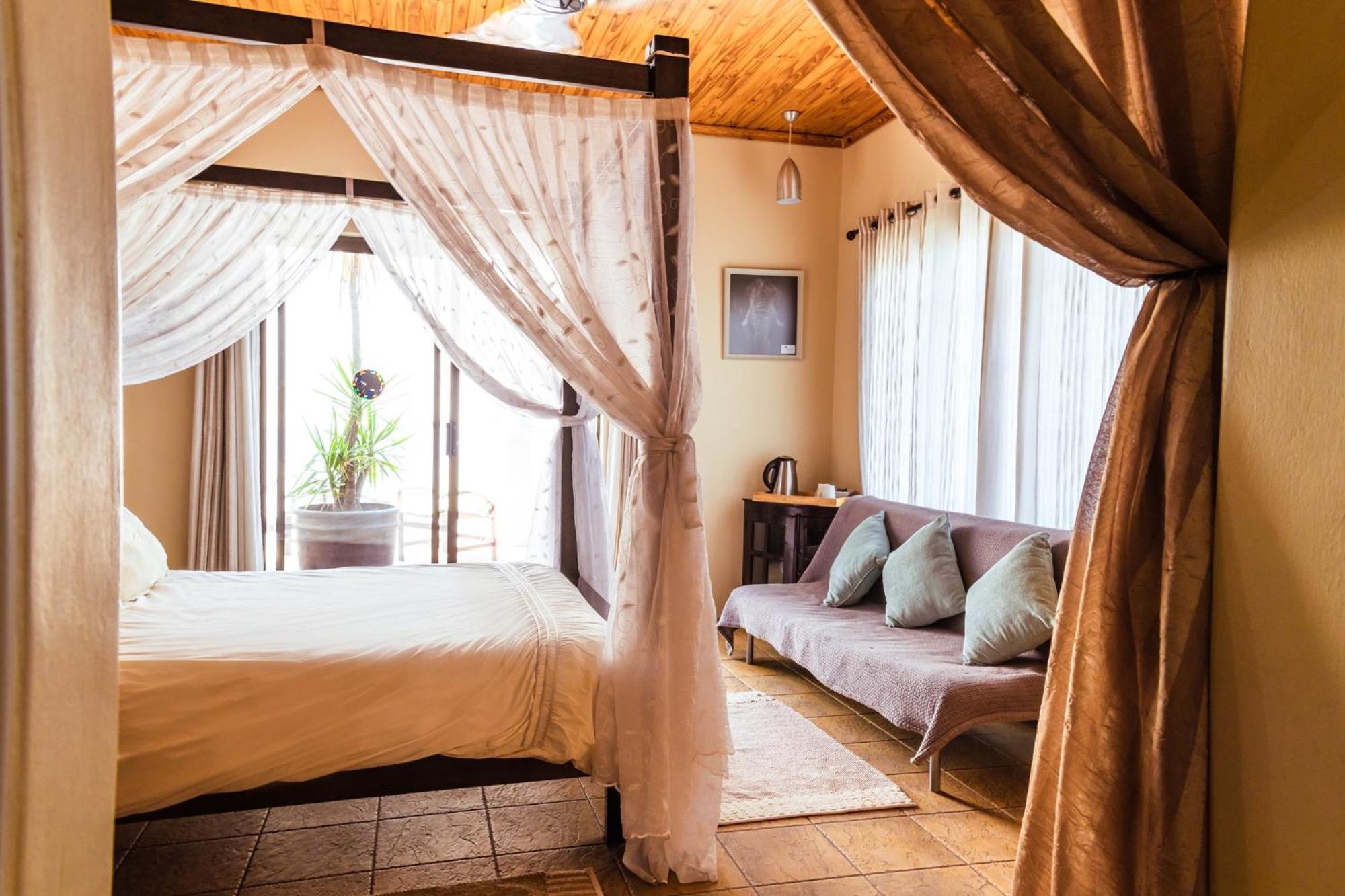 Queen Room with Balcony photo 2