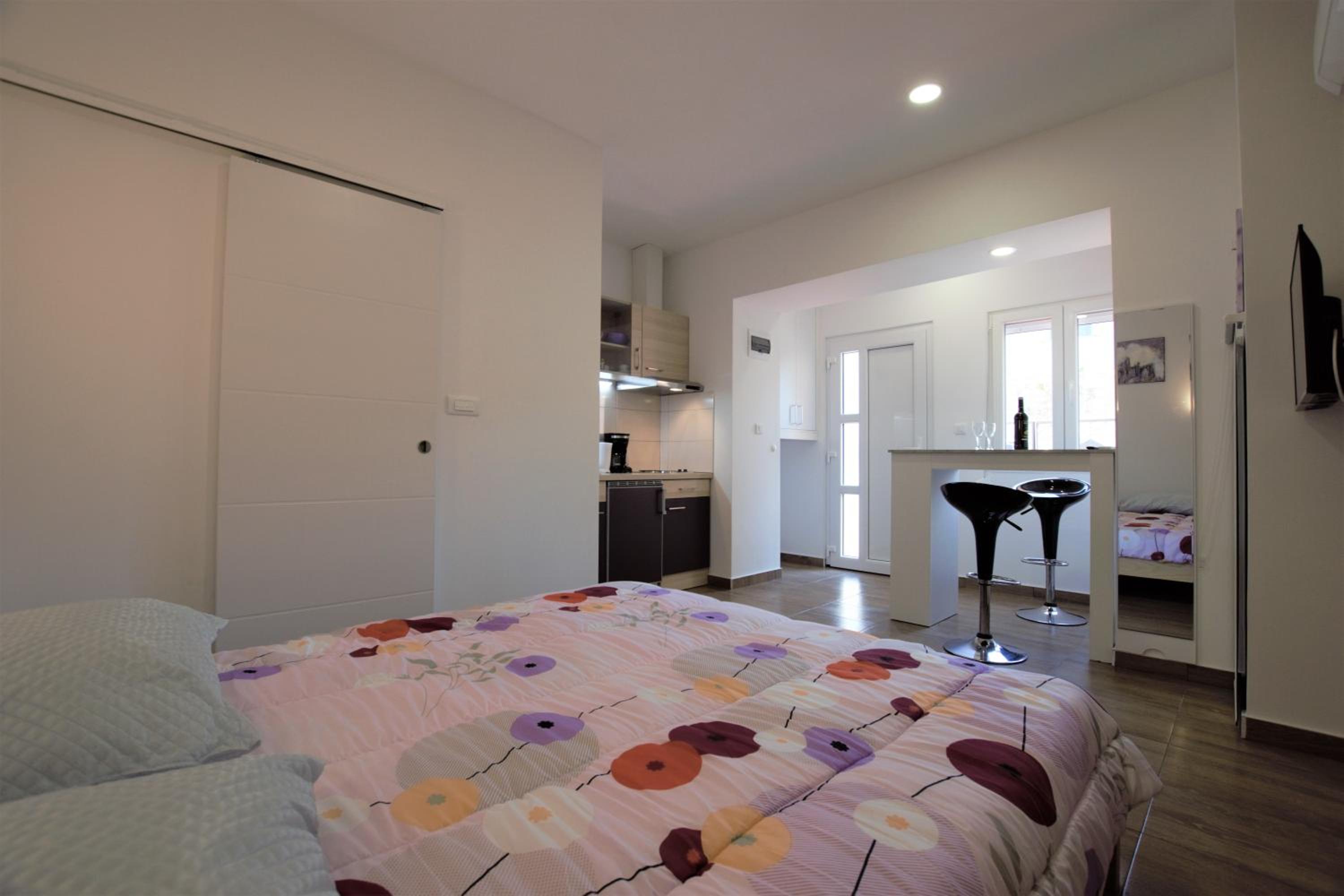 Studio Apartment - Photo 4