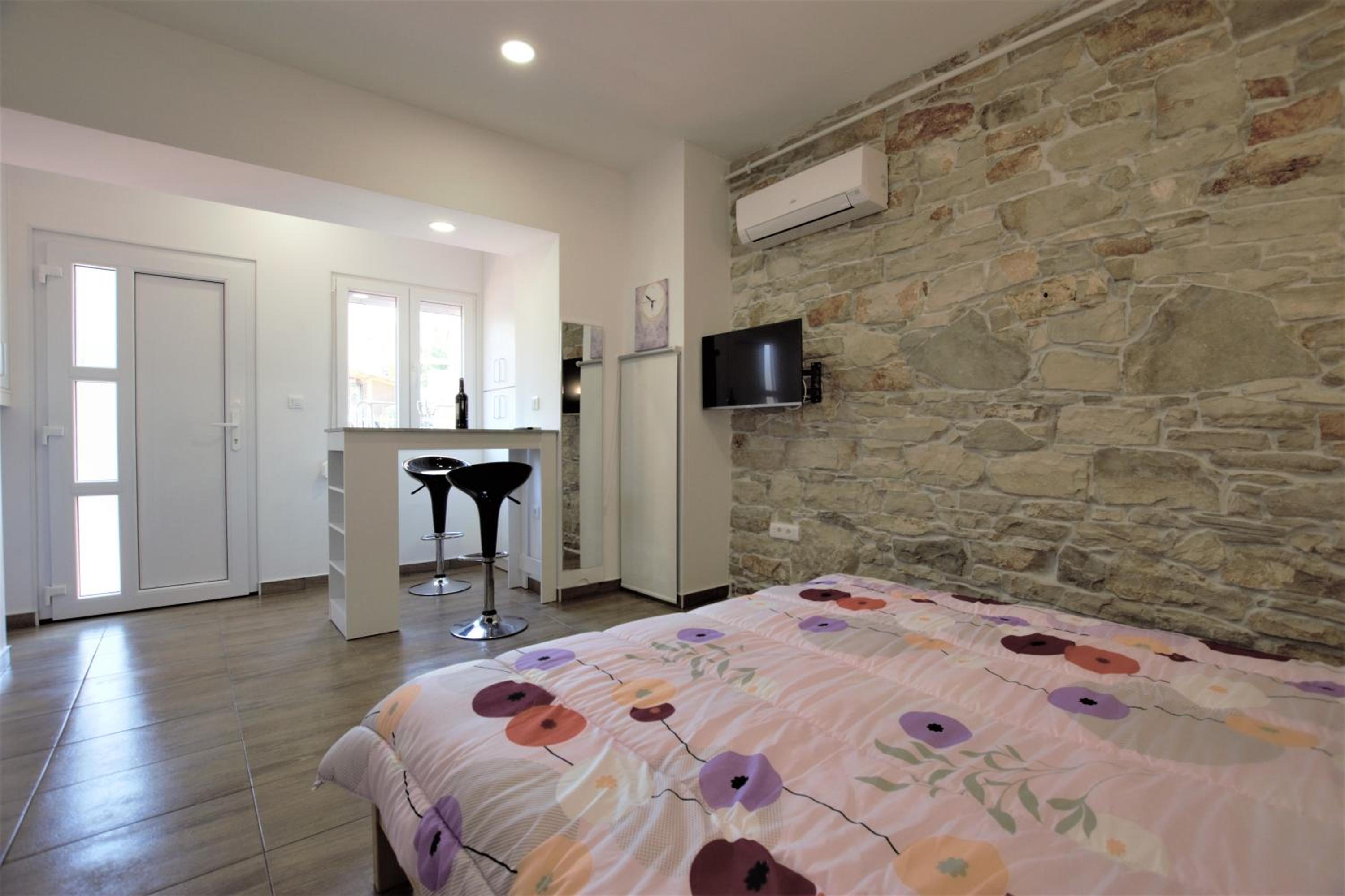 Studio Apartment - Photo 11