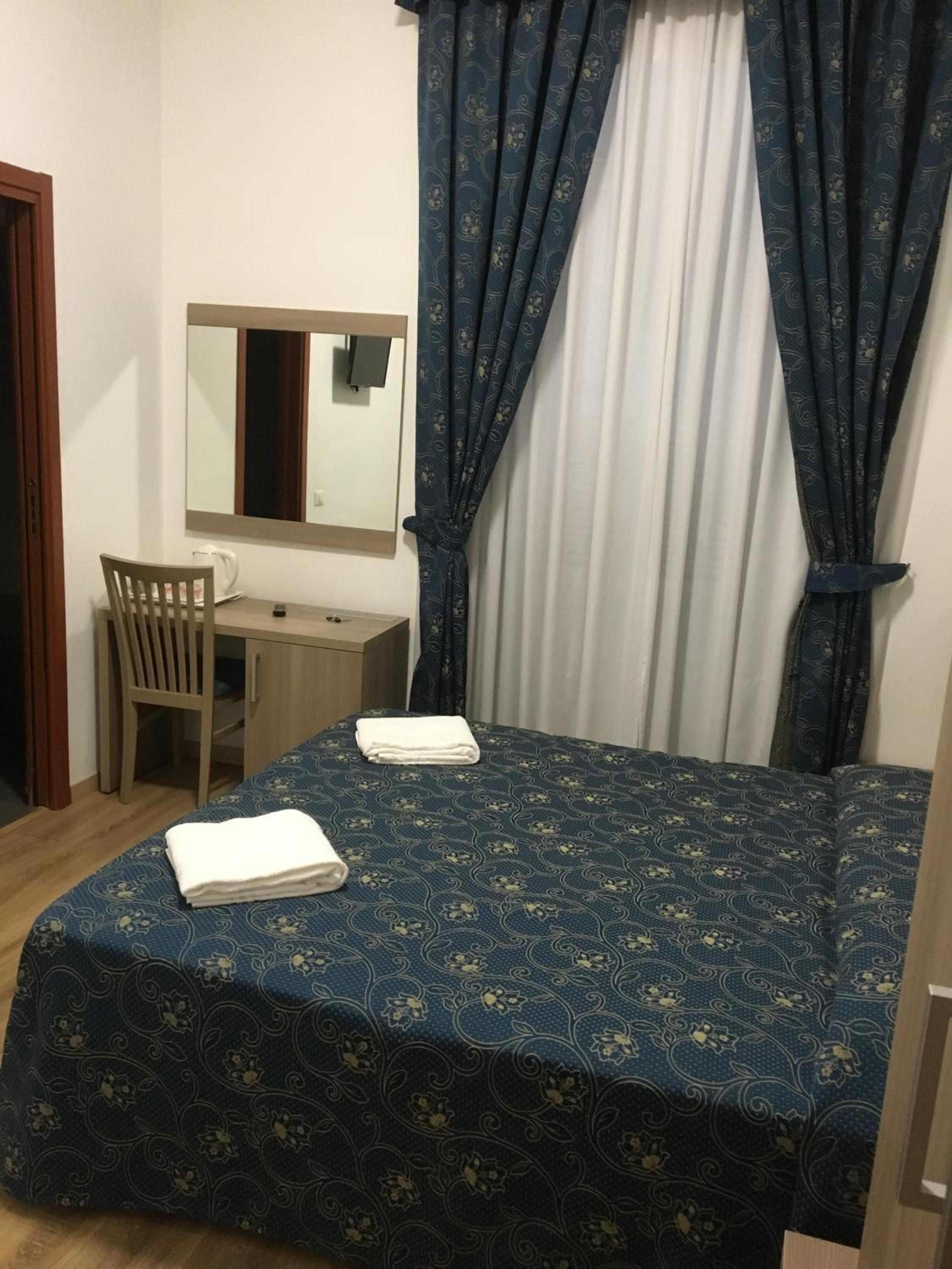 Double or Twin Room with Private Bathroom photo 3