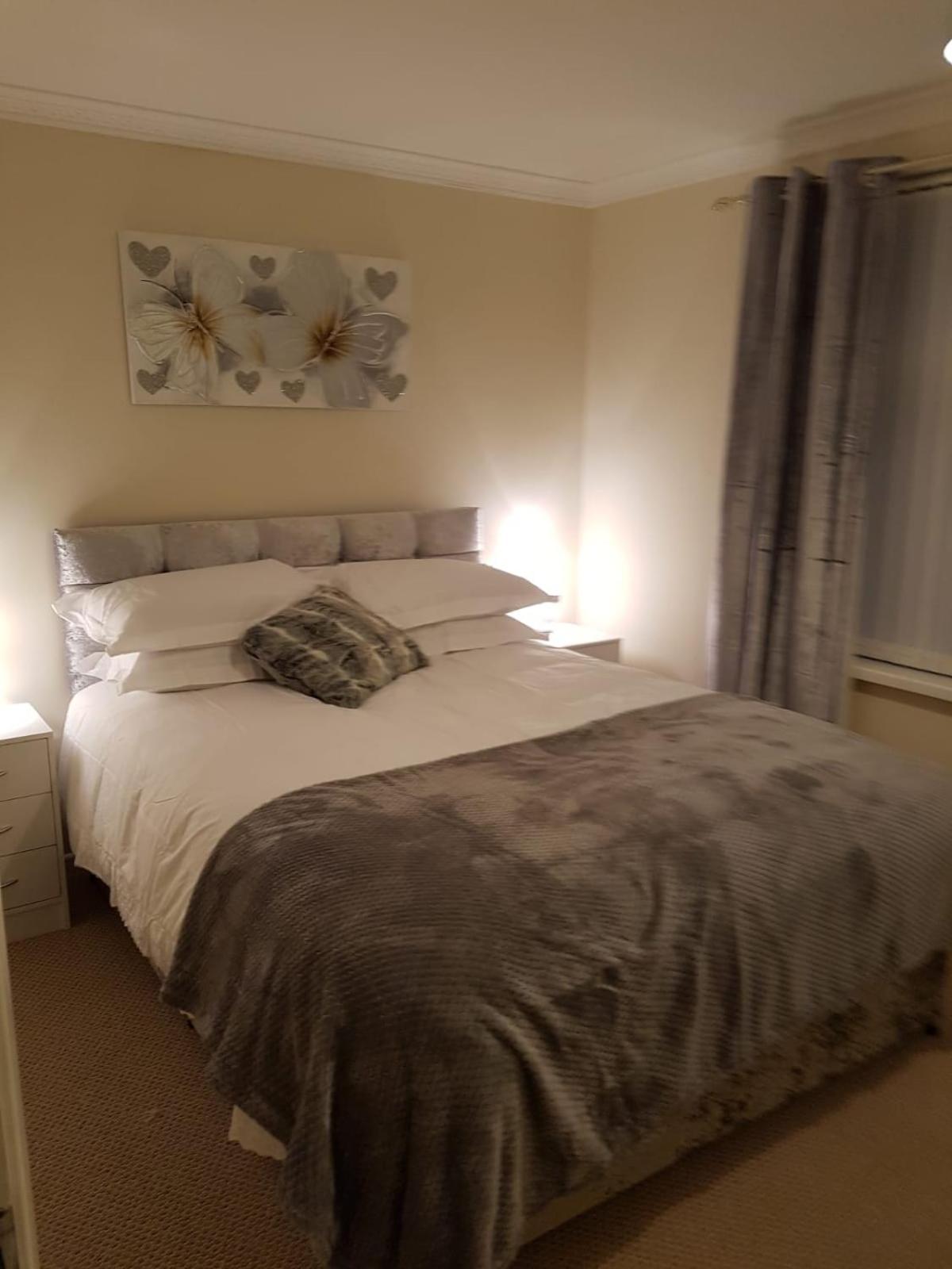 King Room with Private Bathroom - Photo 4