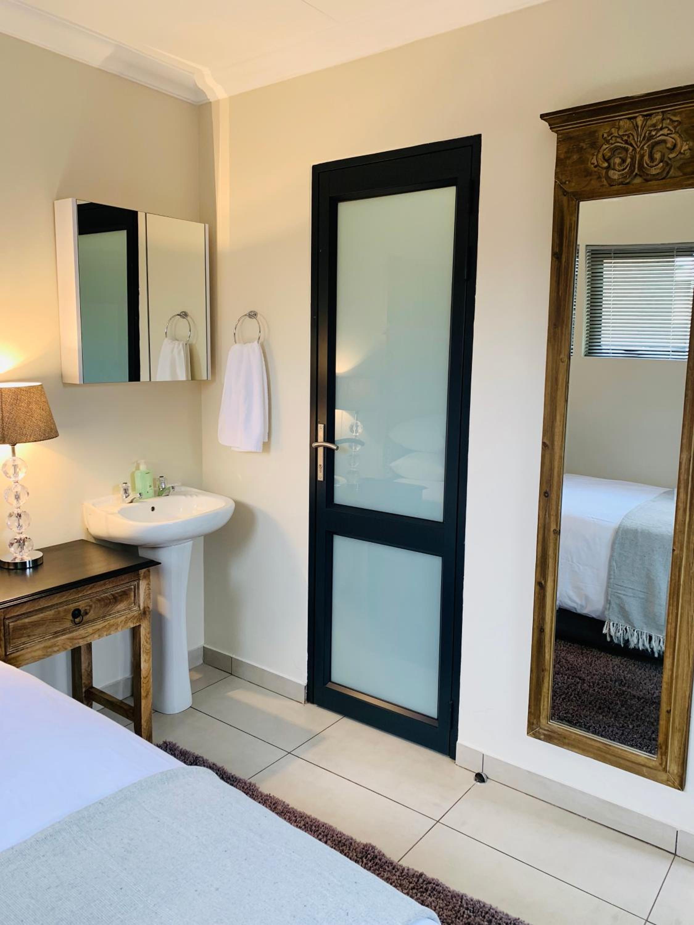 Deluxe Double Room - Photo 13