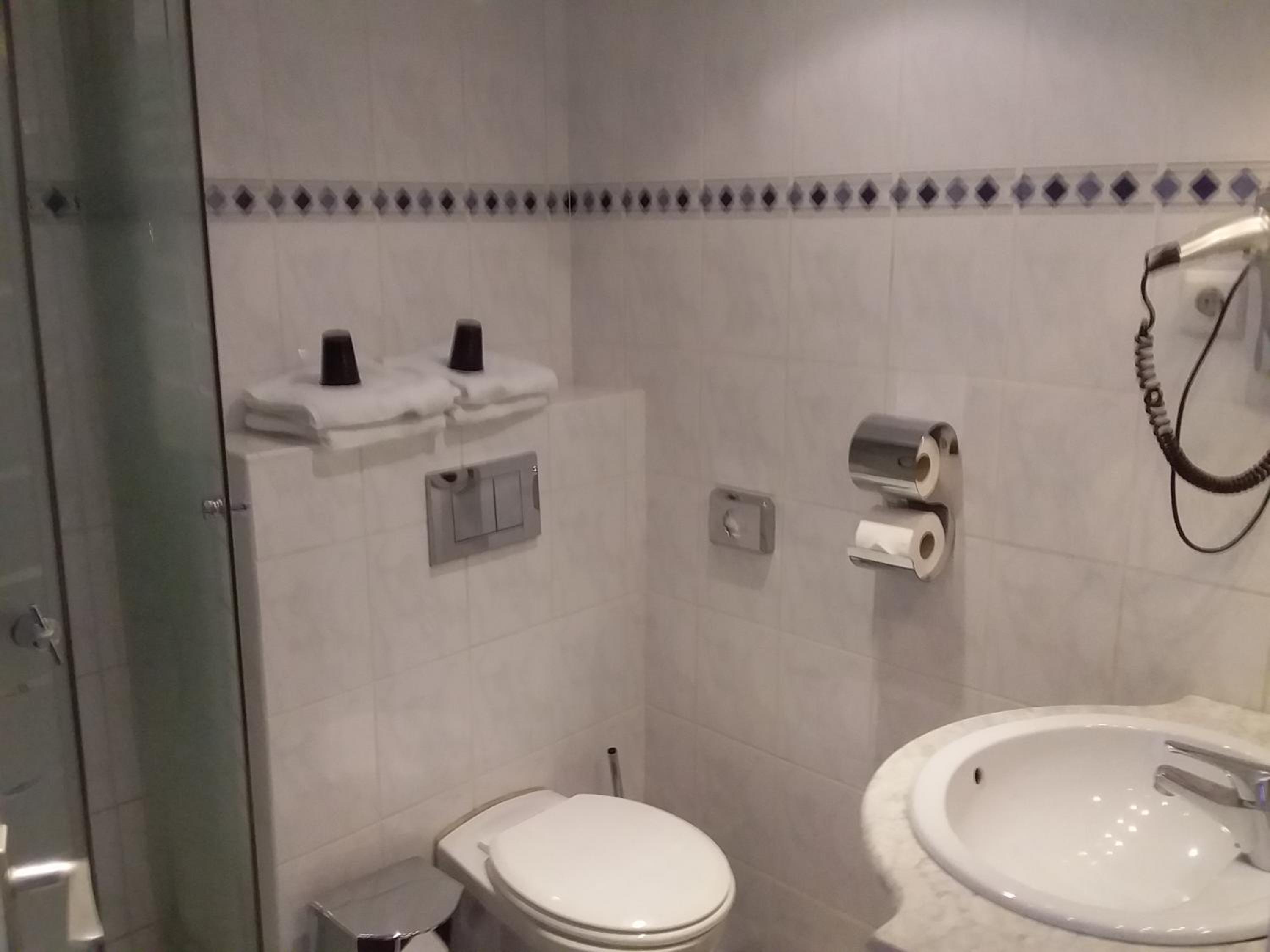 Budget Double Room - Photo 15