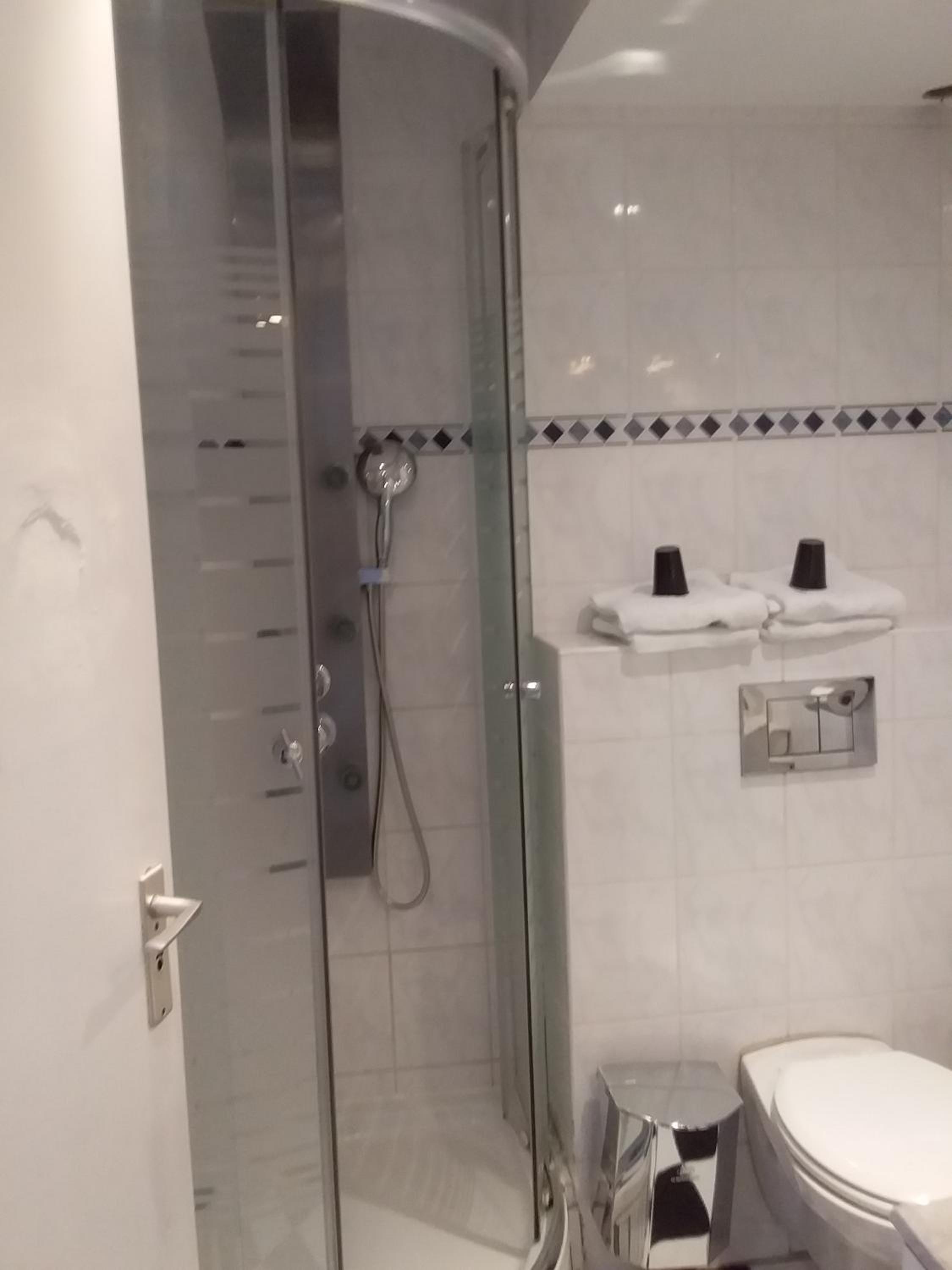 Budget Double Room - Photo 14