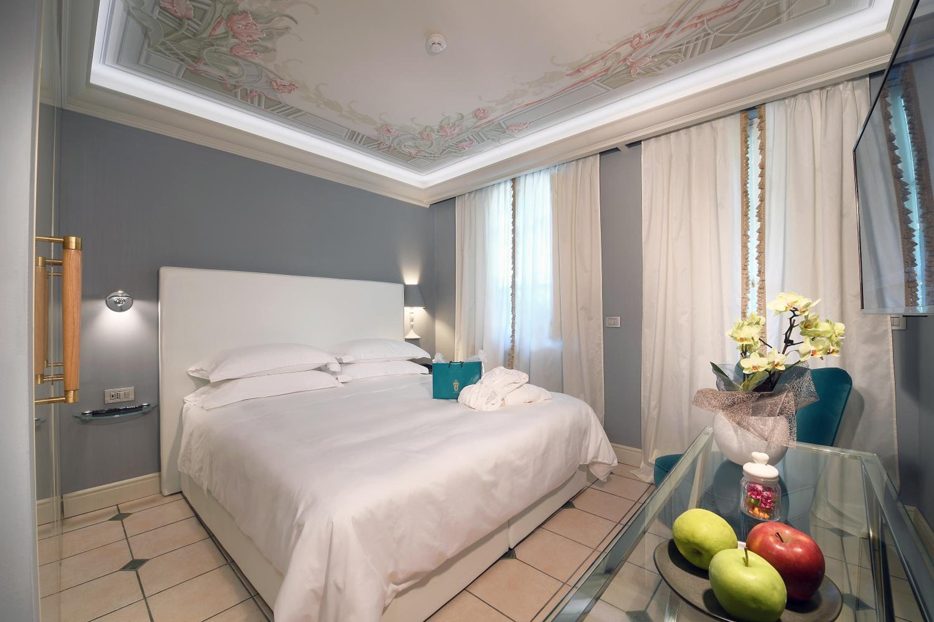Luxury Double or Twin Room photo 2