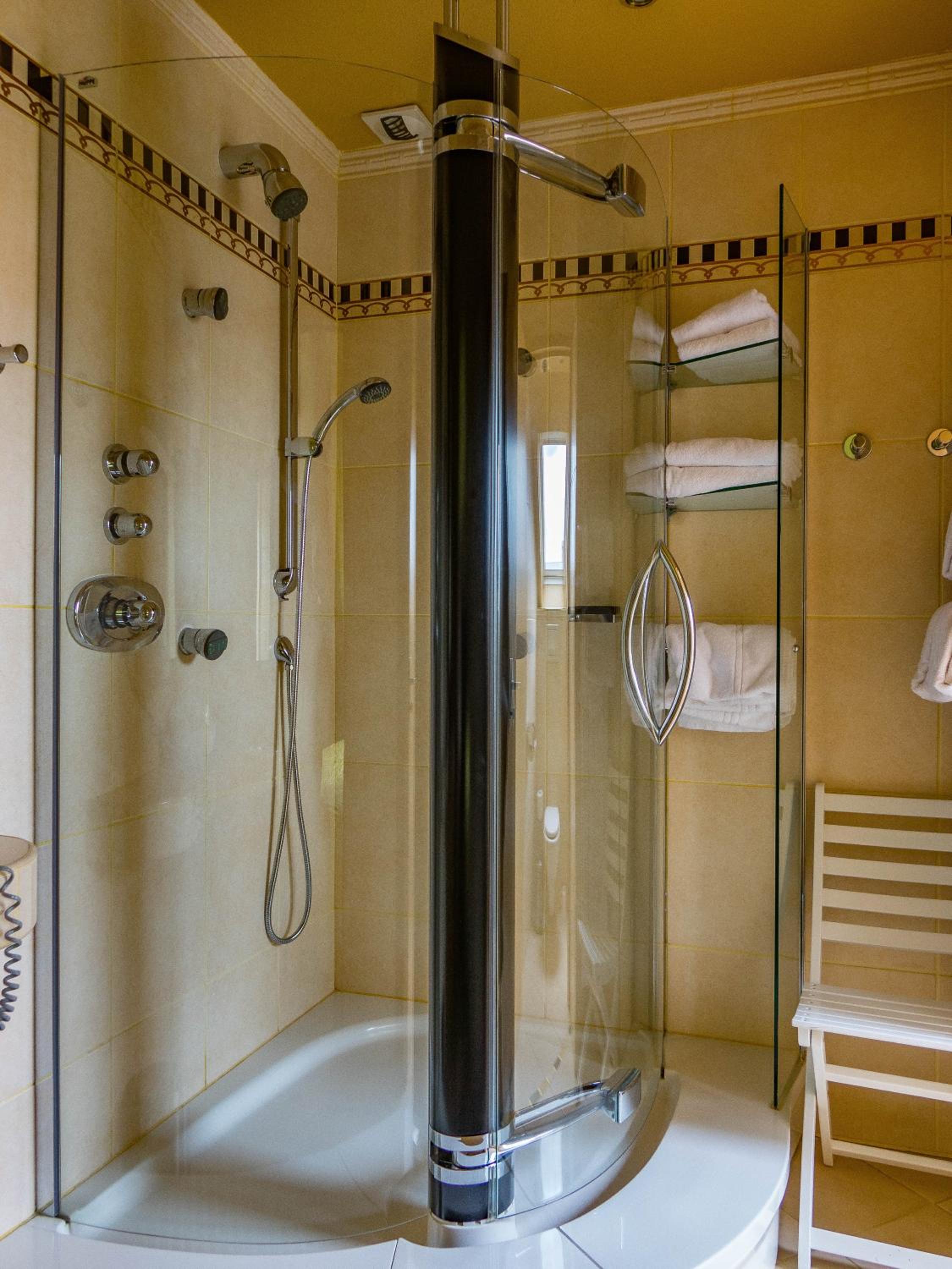 Queen Room with Hydro Massage Shower - Photo 3