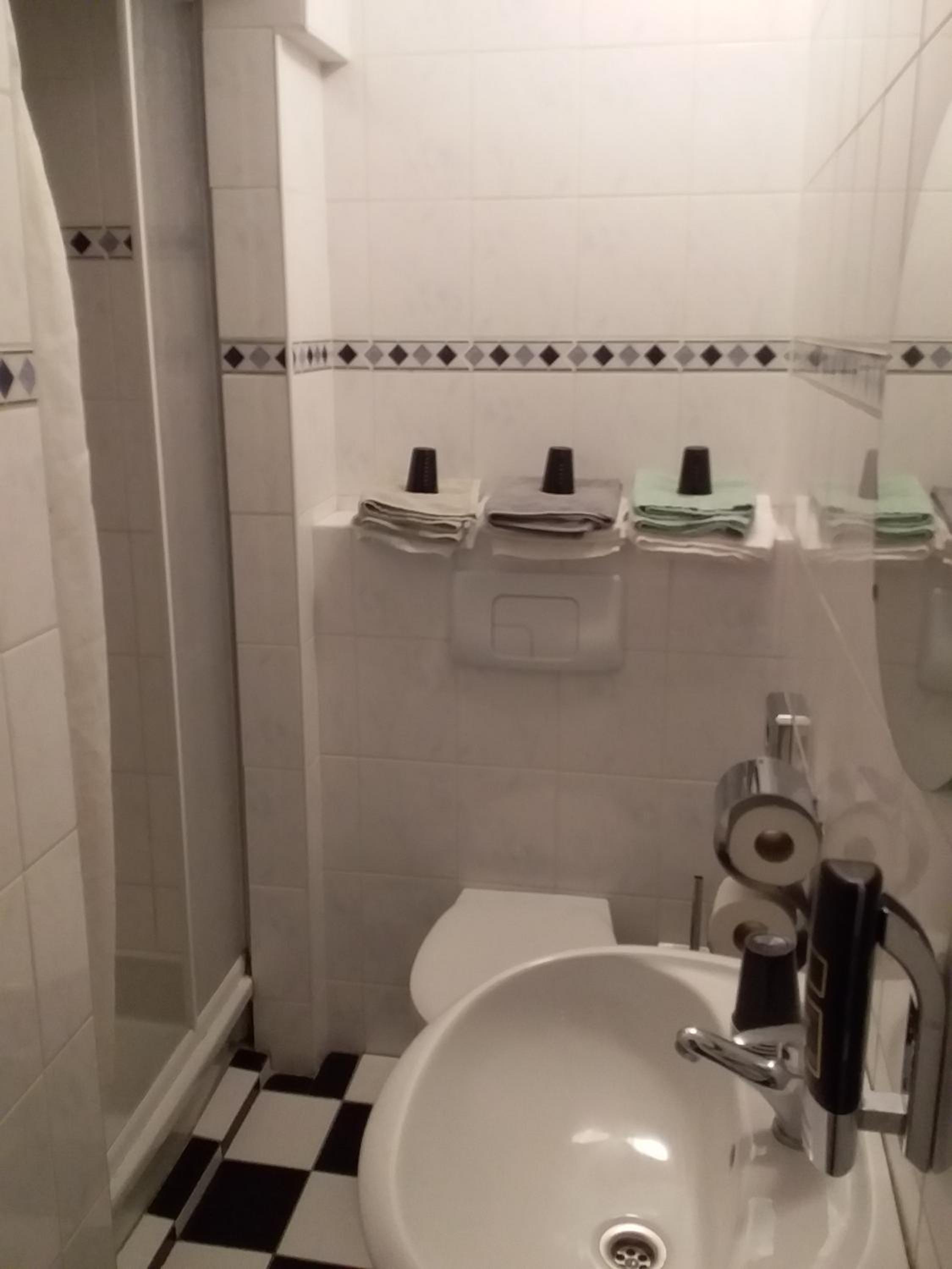 Family Room with Private Bathroom - Photo 8