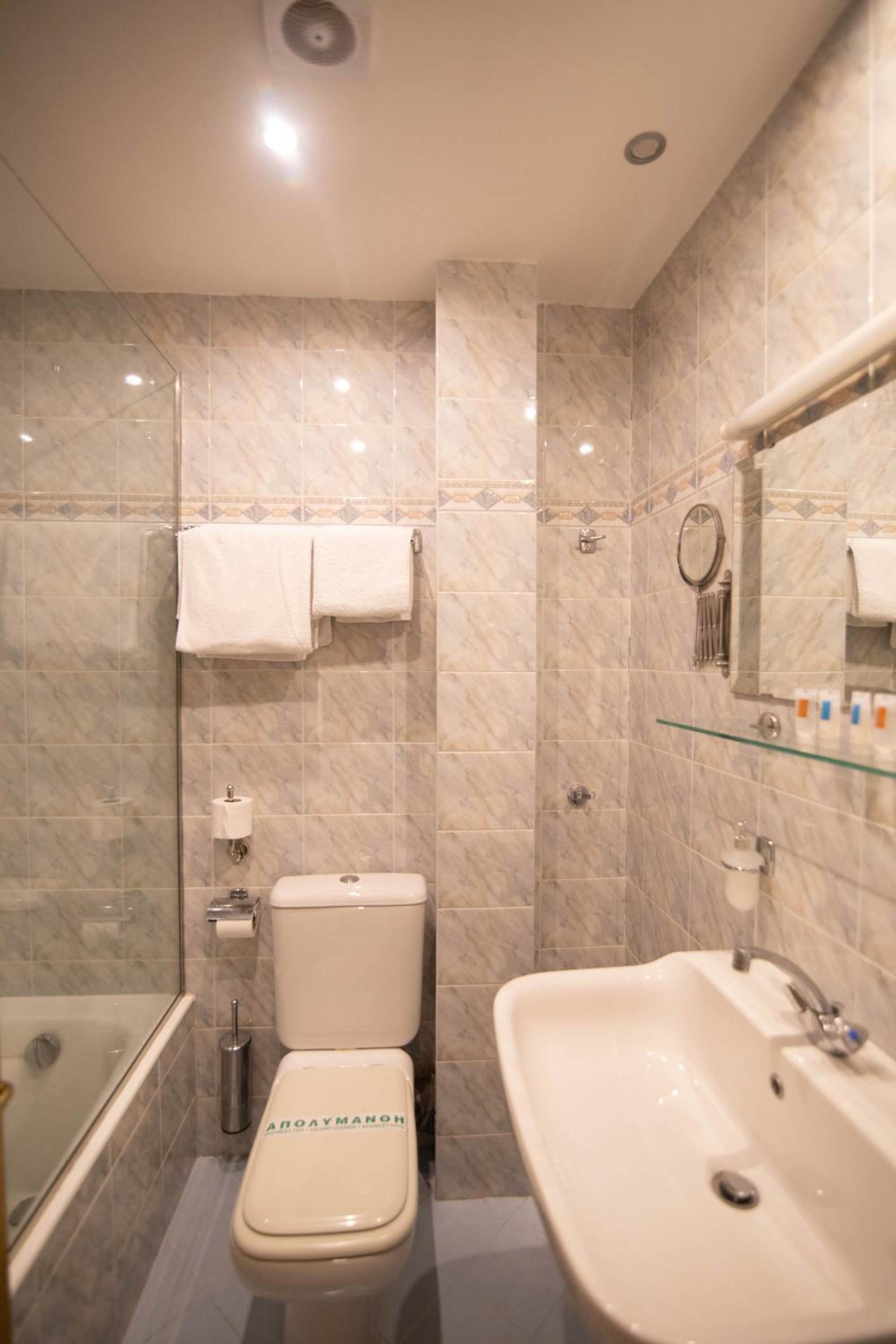 Double or Twin Room with Balcony and Garden View photo 3